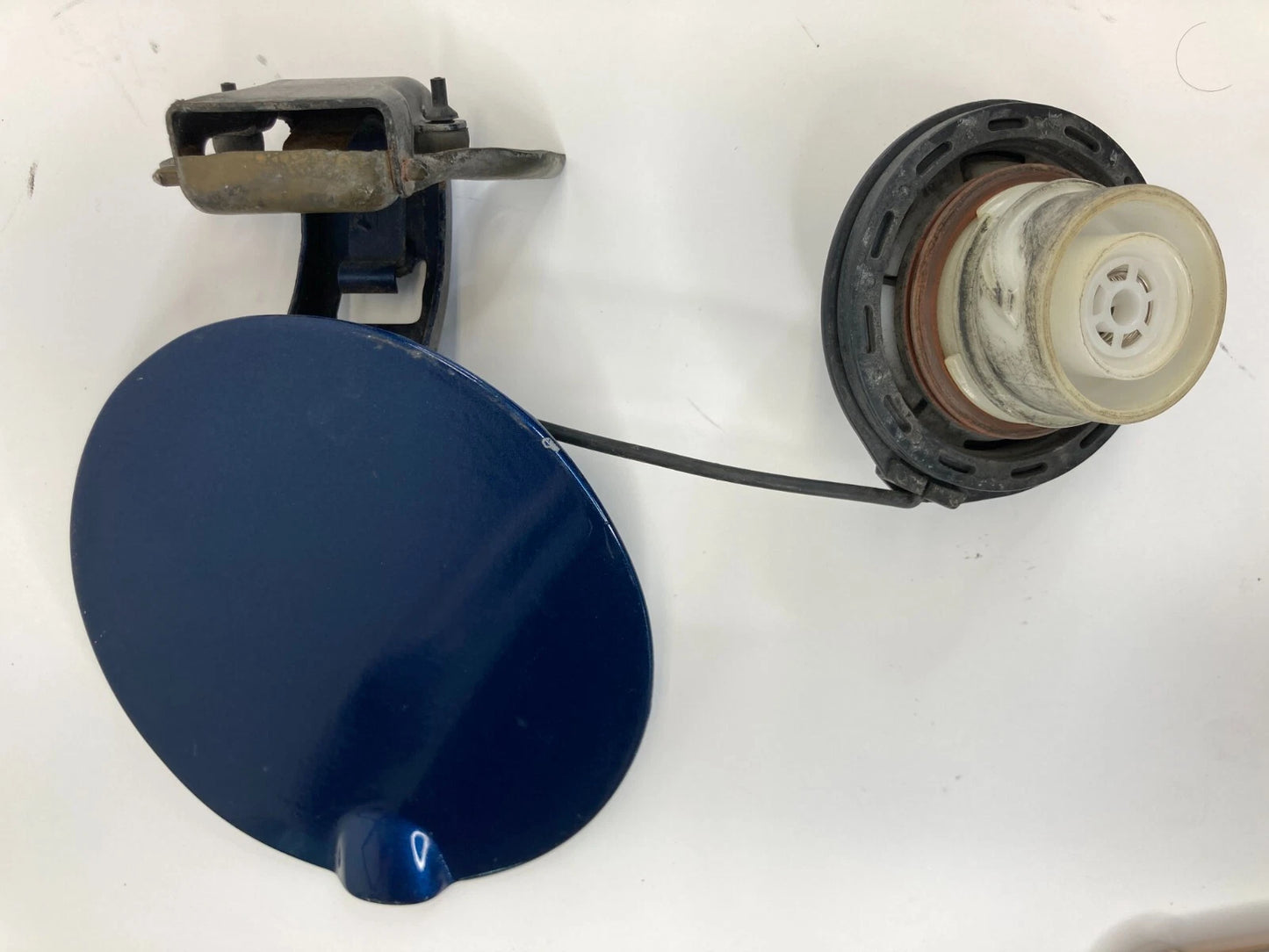 2008-2011 FORD FOCUS SEDAN FUEL FILLER GAS DOOR LID COVER ASSEMBLY OEM