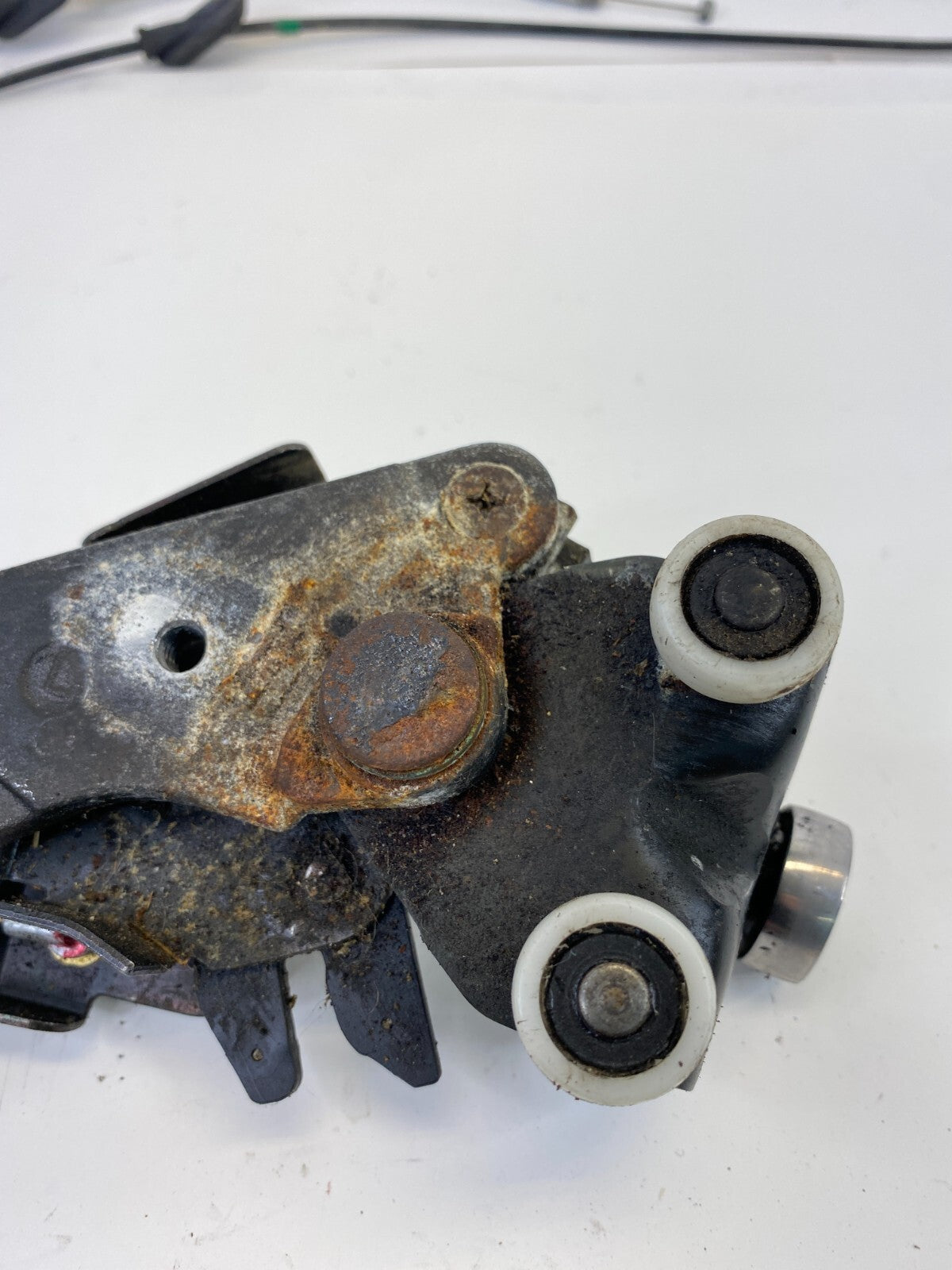 05 06 07 08 09 10 Honda Odyssey Rear Left Side Sliding Door Lower Roller OEM