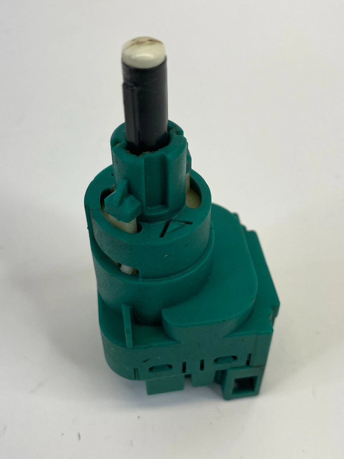1998-2001 VOLKSWAGEN NEW BEETLE BRAKE LIGHT STOP SWITCH 1C0945511A OEM