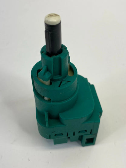 1998-2001 VOLKSWAGEN NEW BEETLE BRAKE LIGHT STOP SWITCH 1C0945511A OEM