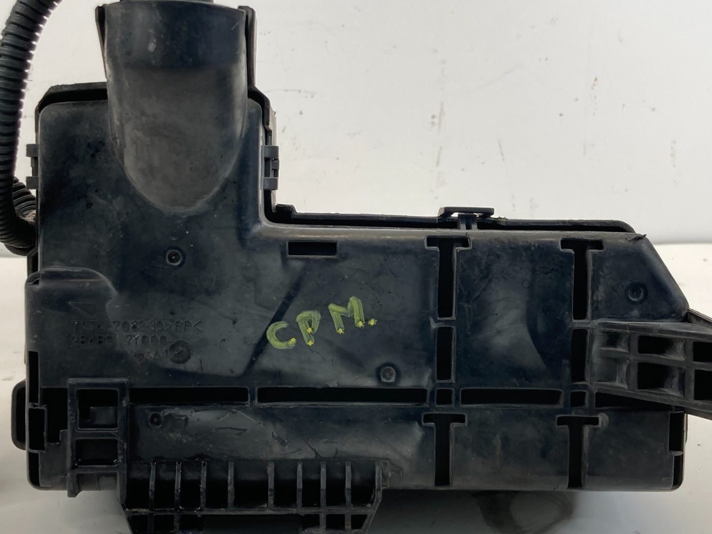 04-06 Nissan Altima 3.5L Engine Compartment Junction Fuse Box Assy 284B9-7Y000