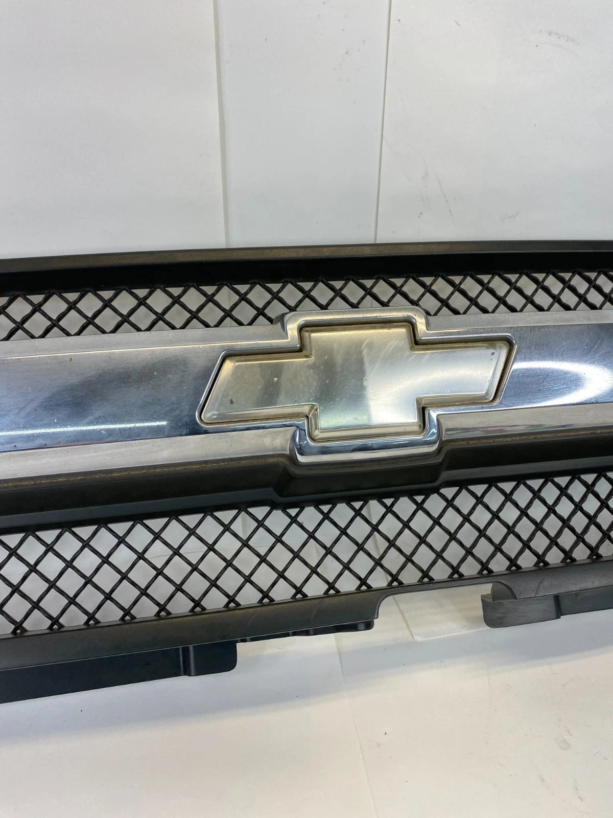 2002-2008 CHEVROLET TRAILBLAZER FRONT GRILLE W/ EMBLEM CHROME 10358107 OEM