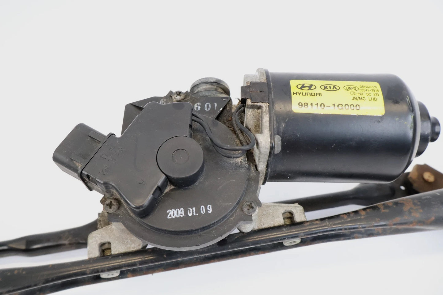 06-11 KIA RIO FRONT WINDSHIELD WIPER MOTOR AND LINKAGE ASSEMBLY OEM 98110-1G000