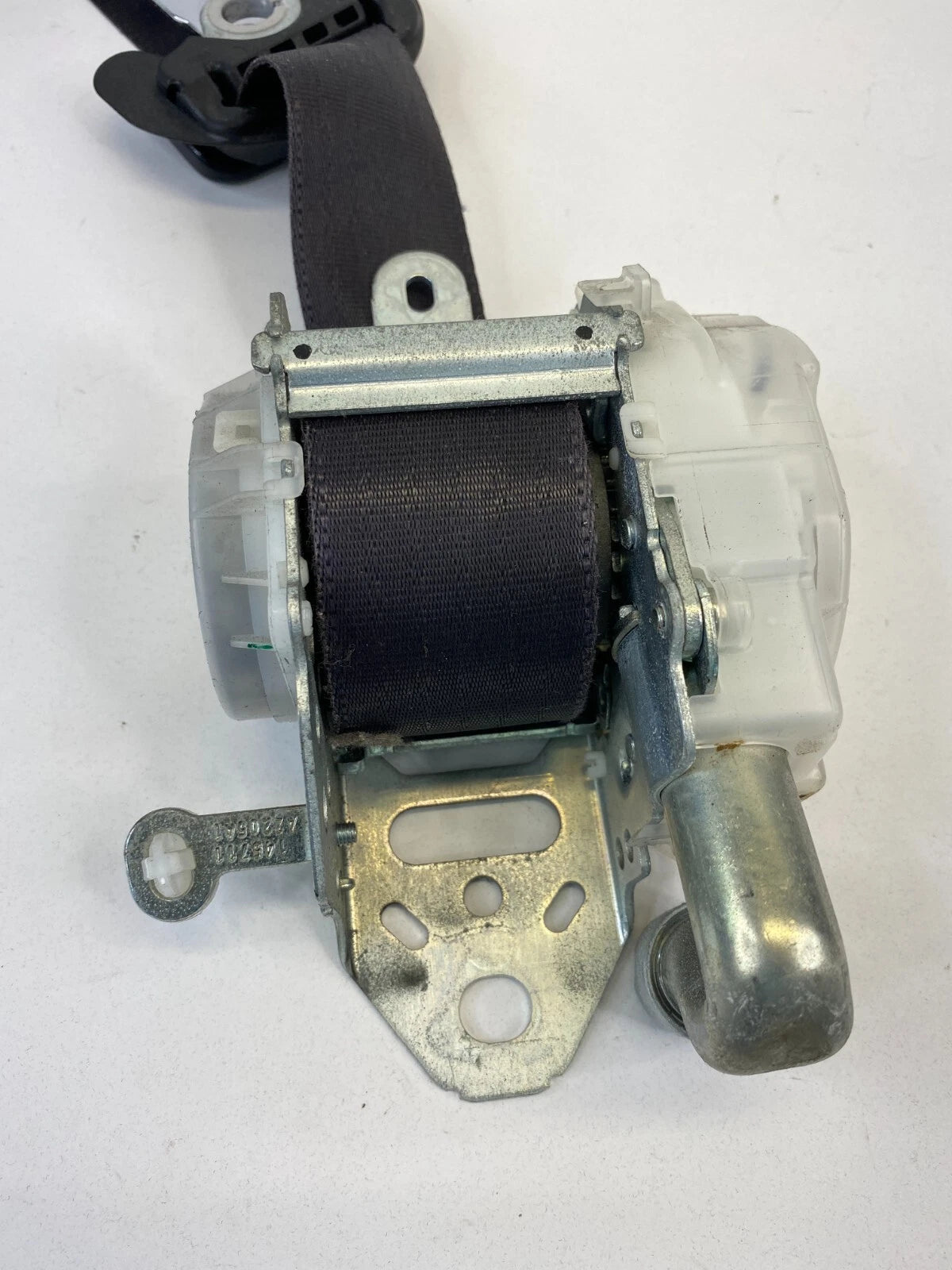 2009 2010 TOYOTA MATRIX FRONT RIGHT PASSENGER SIDE SEAT BELT RETRACTOR FR RH OEM