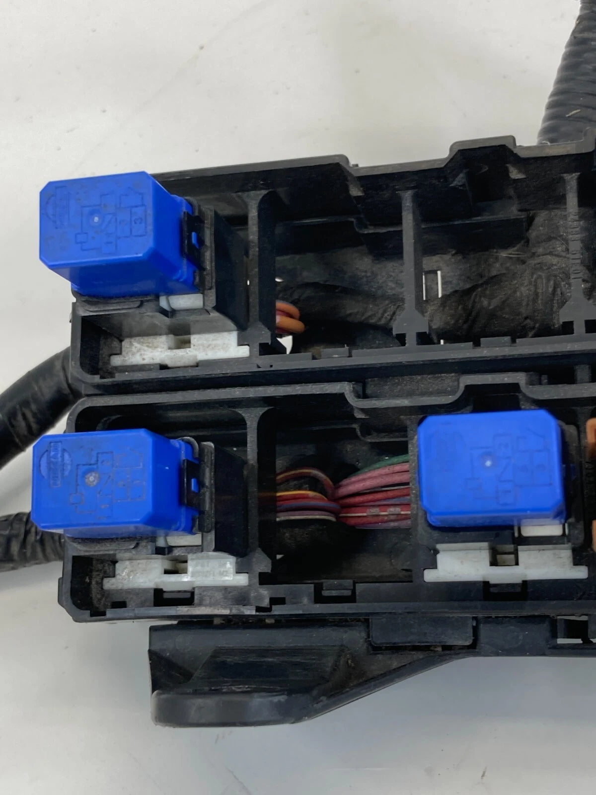 2001-2004 NISSAN PATHFINDER 3.5L ENGINE BAY LEFT SIDE RELAY BOX FUSEBOX 71543079