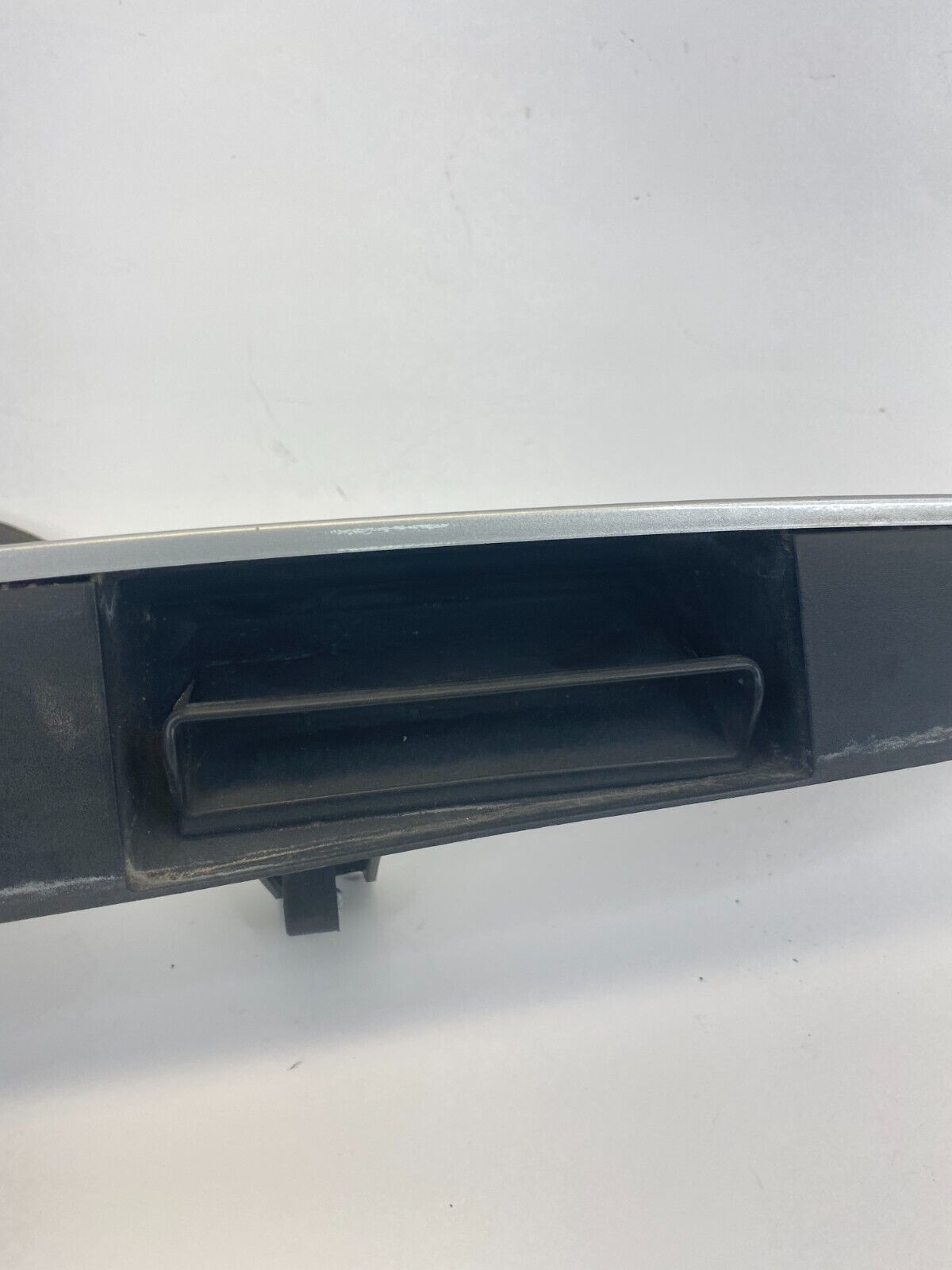 09-14 Volkswagen Routan Rear Trunk Lid Finish Garnish License Light Molding OEM