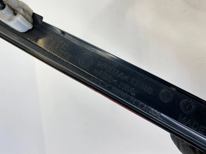 2007-2012 GMC ACADIA REAR CENTER HIGH MOUNT 3RD THIRD BRAKE LIGHT LAMP 15245495