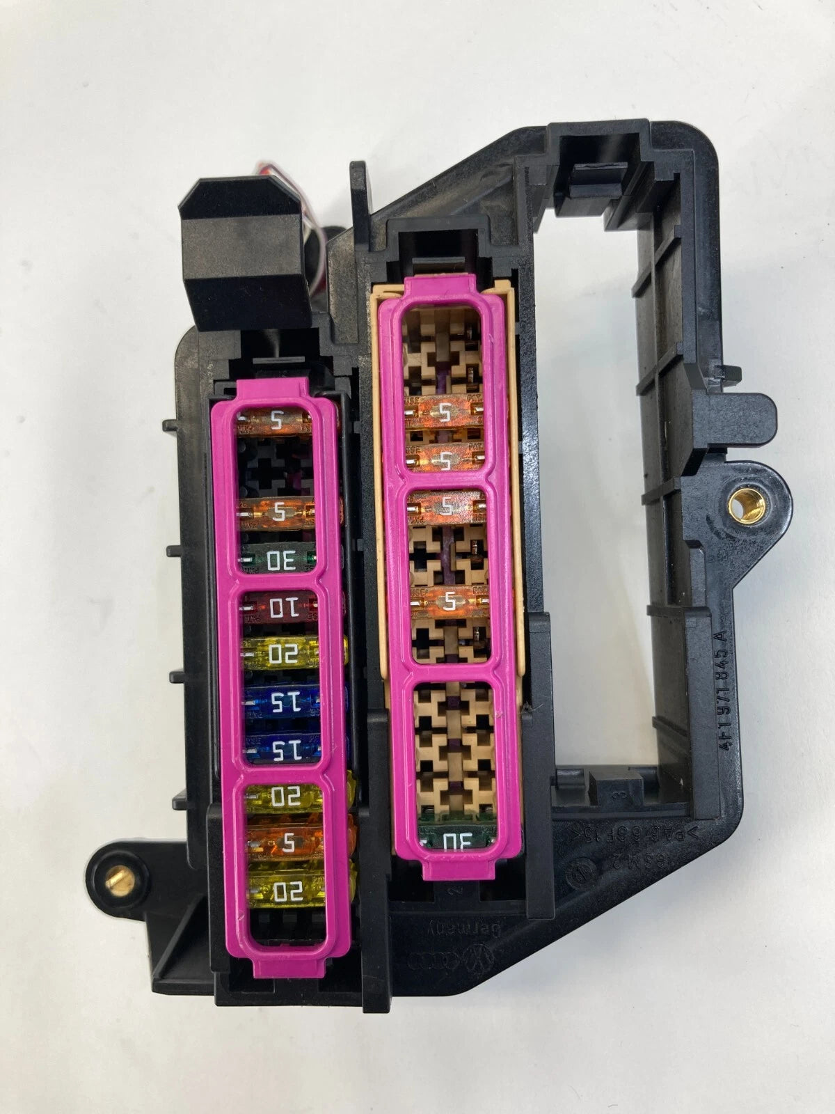 06 07 08 09 10 11 AUDI A6 FRONT JUNCTION RELAY FUSE BOX W/ BRACKET 4F1971845A