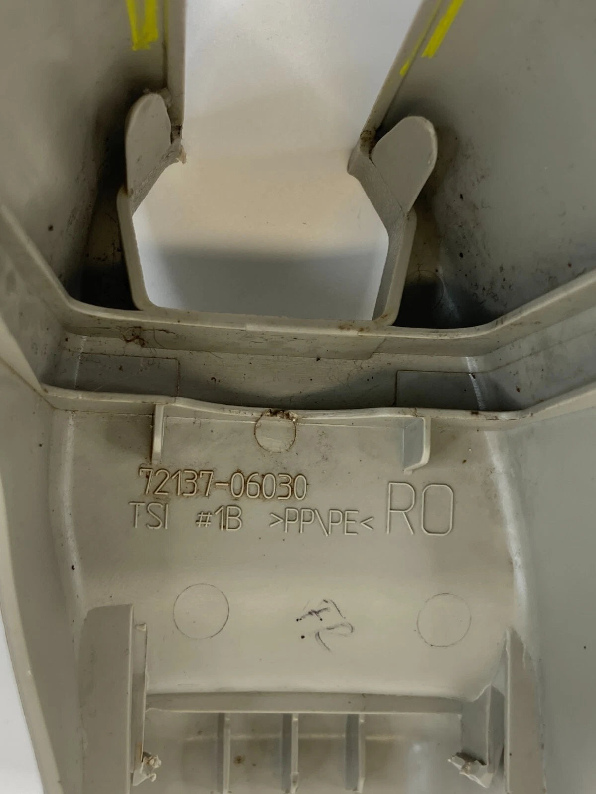 07-11 TOYOTA CAMRY FRONT RIGHT OUTER SEAT SIDE TRACK END COVER PANEL 72137-06030