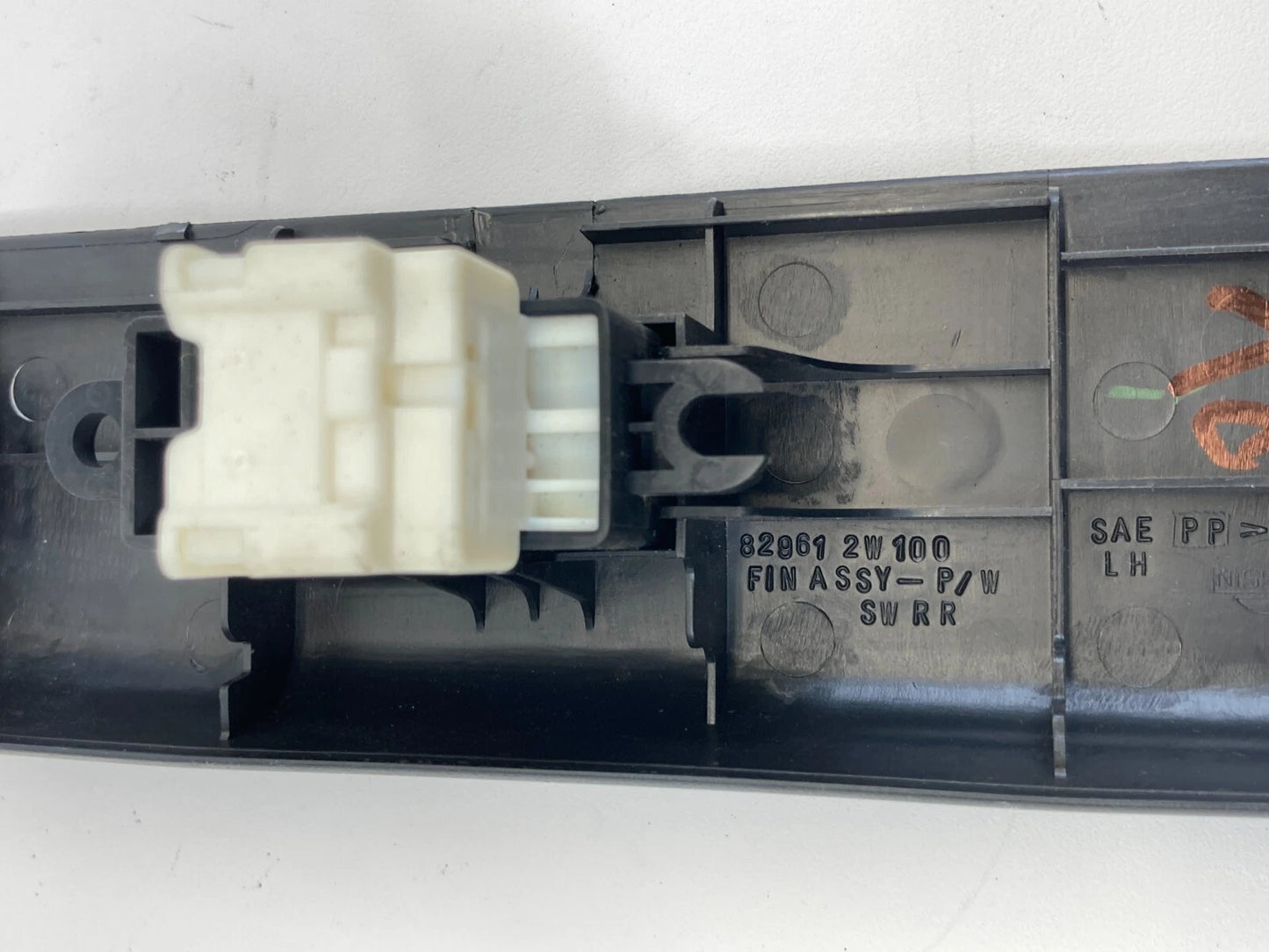 2002 NISSAN PATHFINDER REAR LEFT SIDE WINDOW SWITCH BEZEL W/ SWITCH 82961-2W100