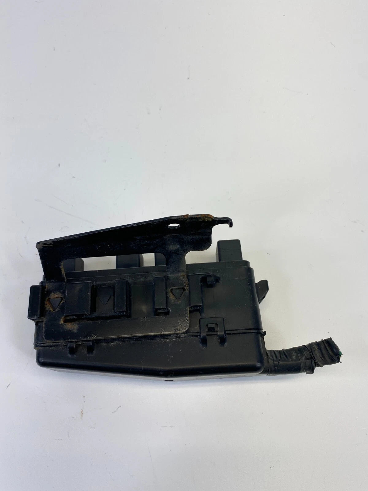 2000 2001 MAZDA MPV 2.5L ENGINE ROOM FUSE RELAY BOX UNIT WITH MOUNT BRACKET OEM