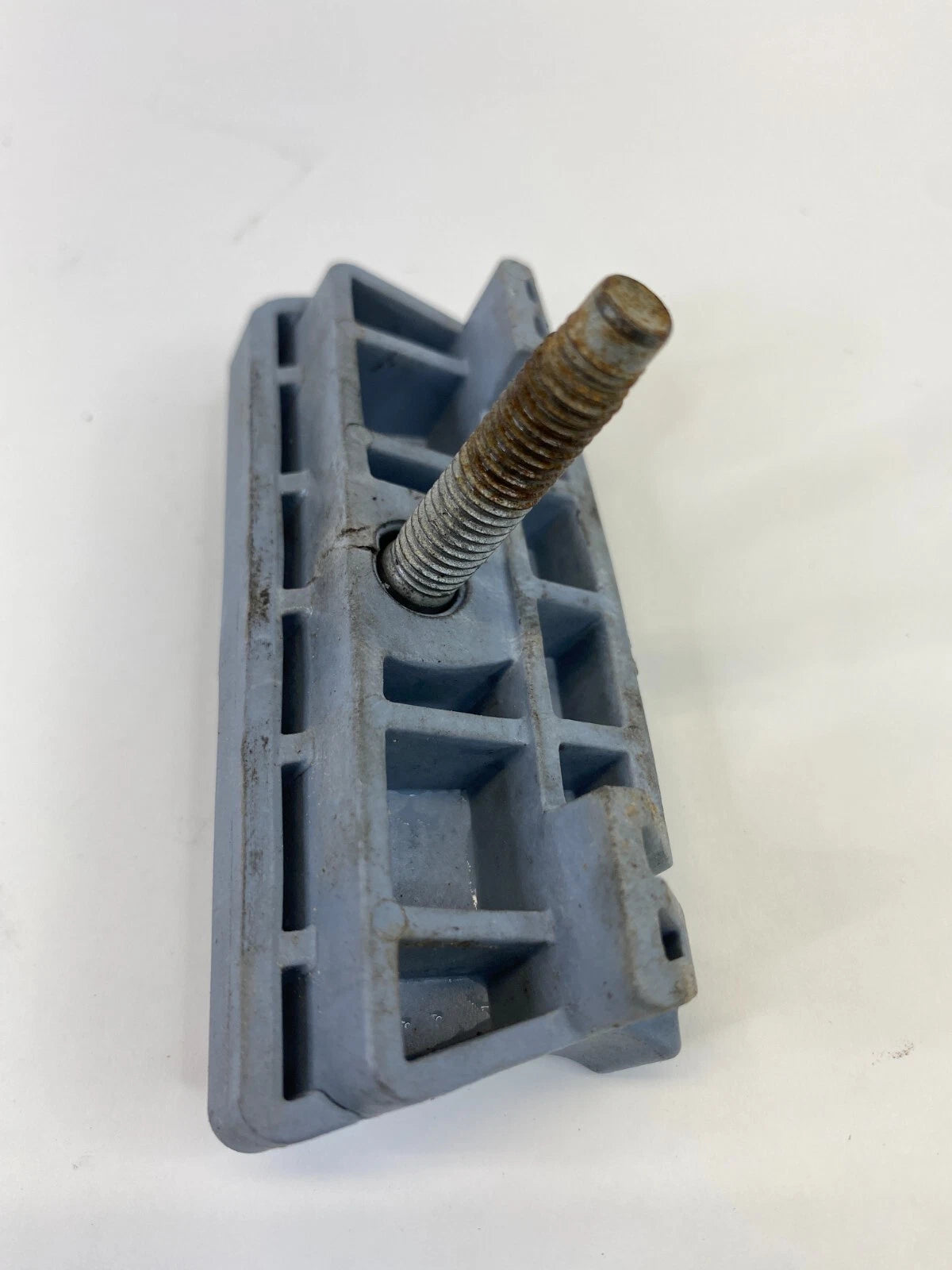 2013-2015 CHEVROLET MALIBU BATTERY HOLD DOWN RETAINER FRONT OEM FACTORY 09115187