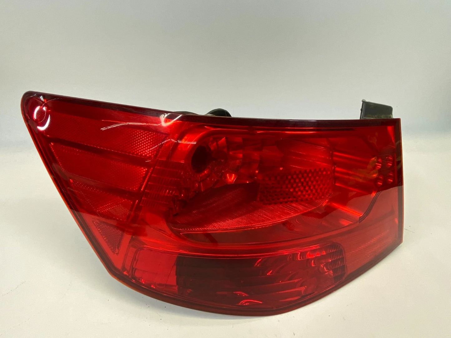 2010-2013 KIA FORTE SEDAN REAR LEFT SIDE QUARTER PANEL MOUNTED TAILLIGHT LIGHT