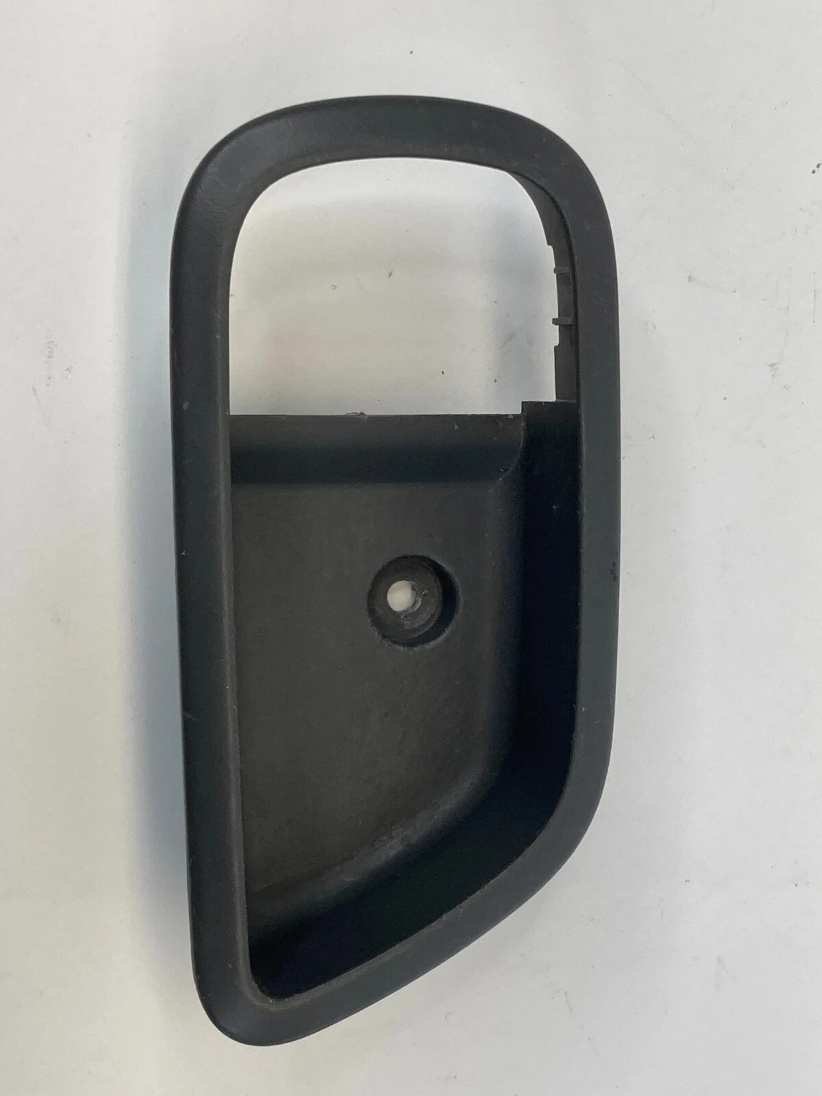 2009-2011 KIA RIO FRONT LEFT SIDE INTERIOR DOOR HANDLE BEZEL TRIM 82611-1G010