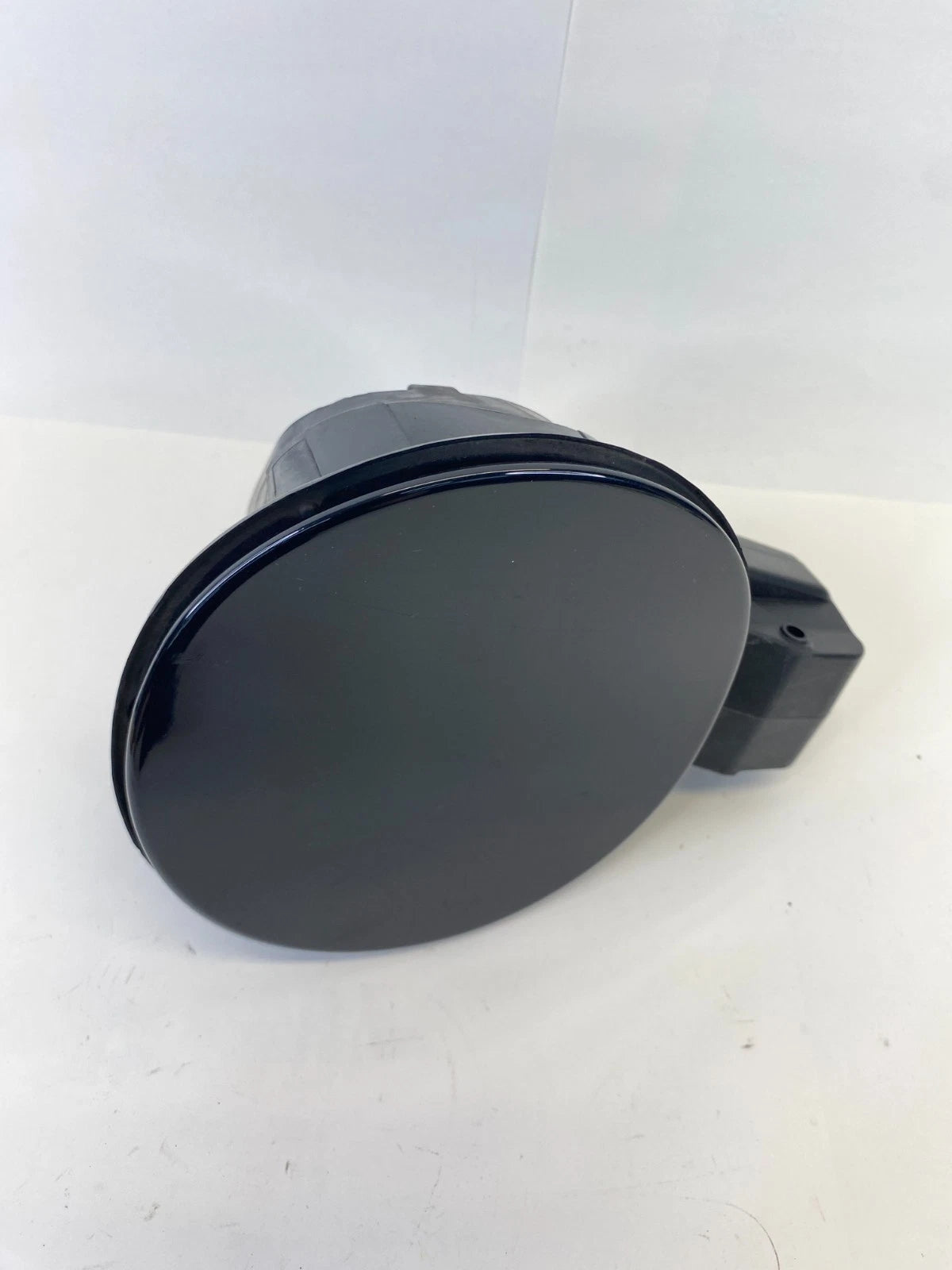 2011-2015 KIA SORENTO FUEL FILLER DOOR GAS LID COVER W/ CAP & FUEL POCKET OEM