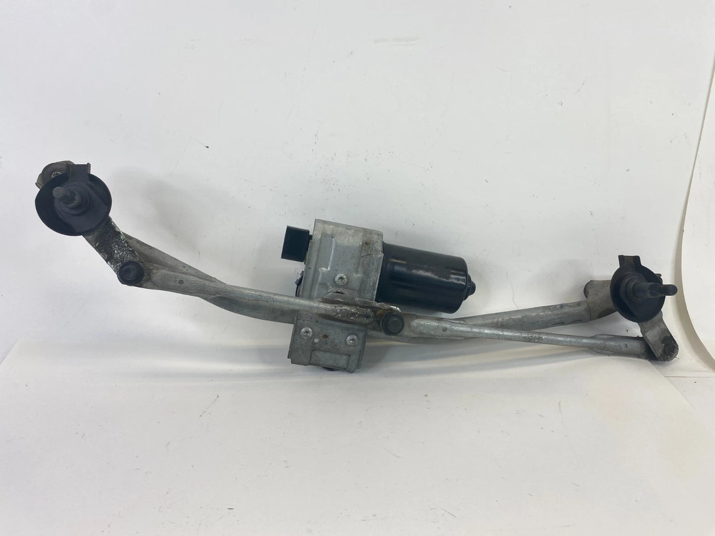 15 16 17 18 19 20 21 KIA SEDONA FRONT WINDSHIELD WIPER MOTOR W/ LINKAGE OEM