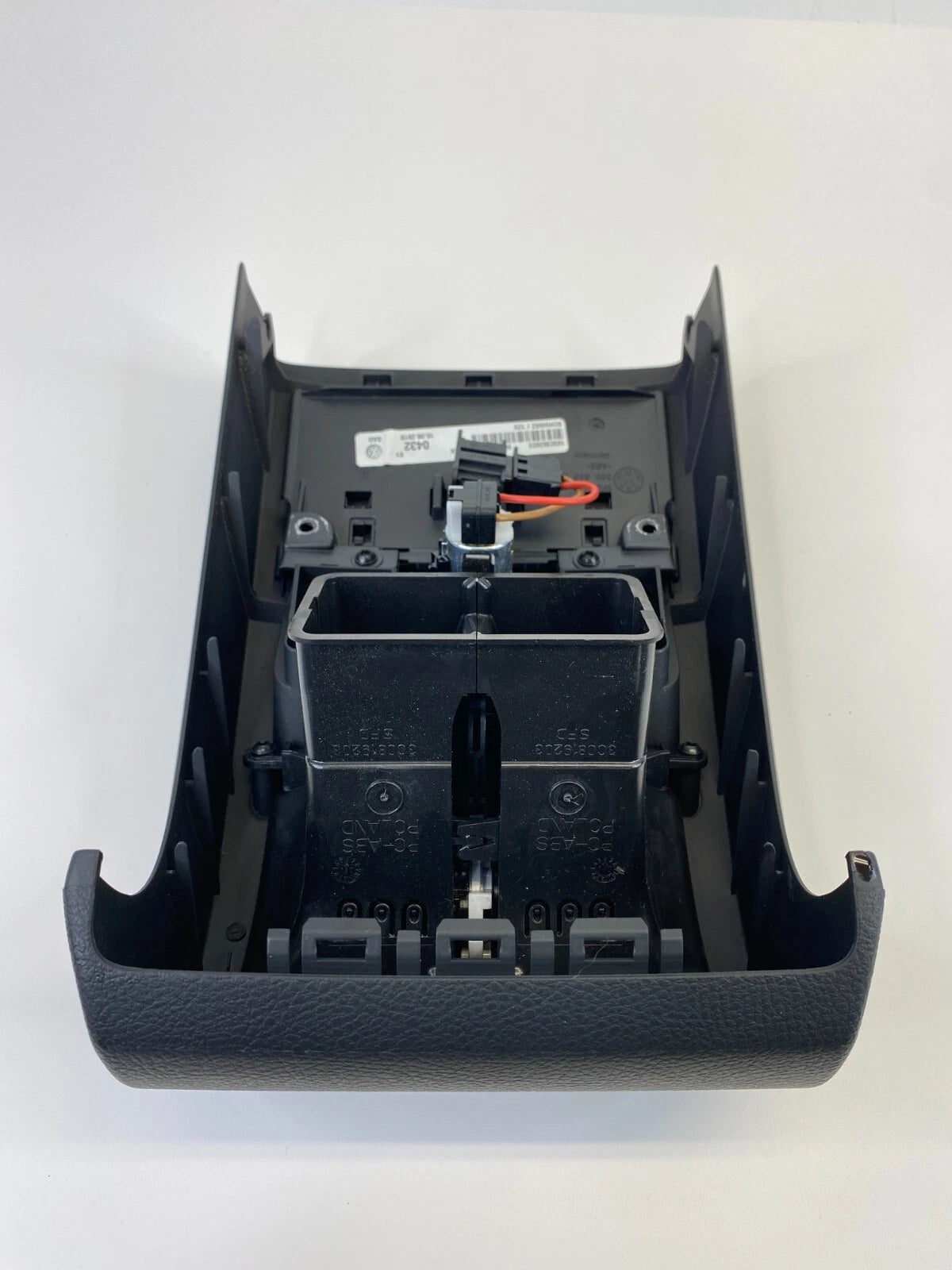 2011-2017 VOLKSWAGEN CC REAR CENTER PANEL W/ AIR VENT & POWER OUTLET 3C0-864-298