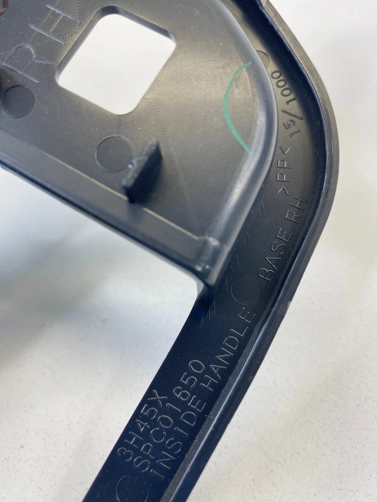 2007 2008 Mitsubishi Outlander Front Right Interior Door Handle Bezel SPC01650