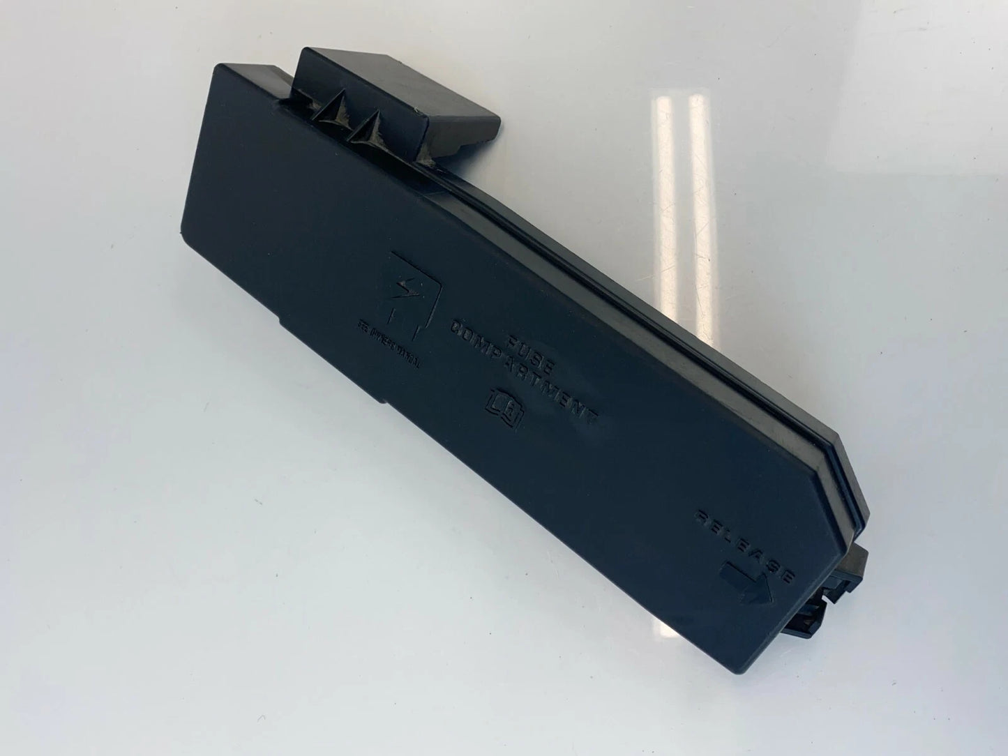 2005 2006 2007 MERCURY MARINER 3.0L ENGINE COMPARTMENT FUSE BOX LID COVER OEM