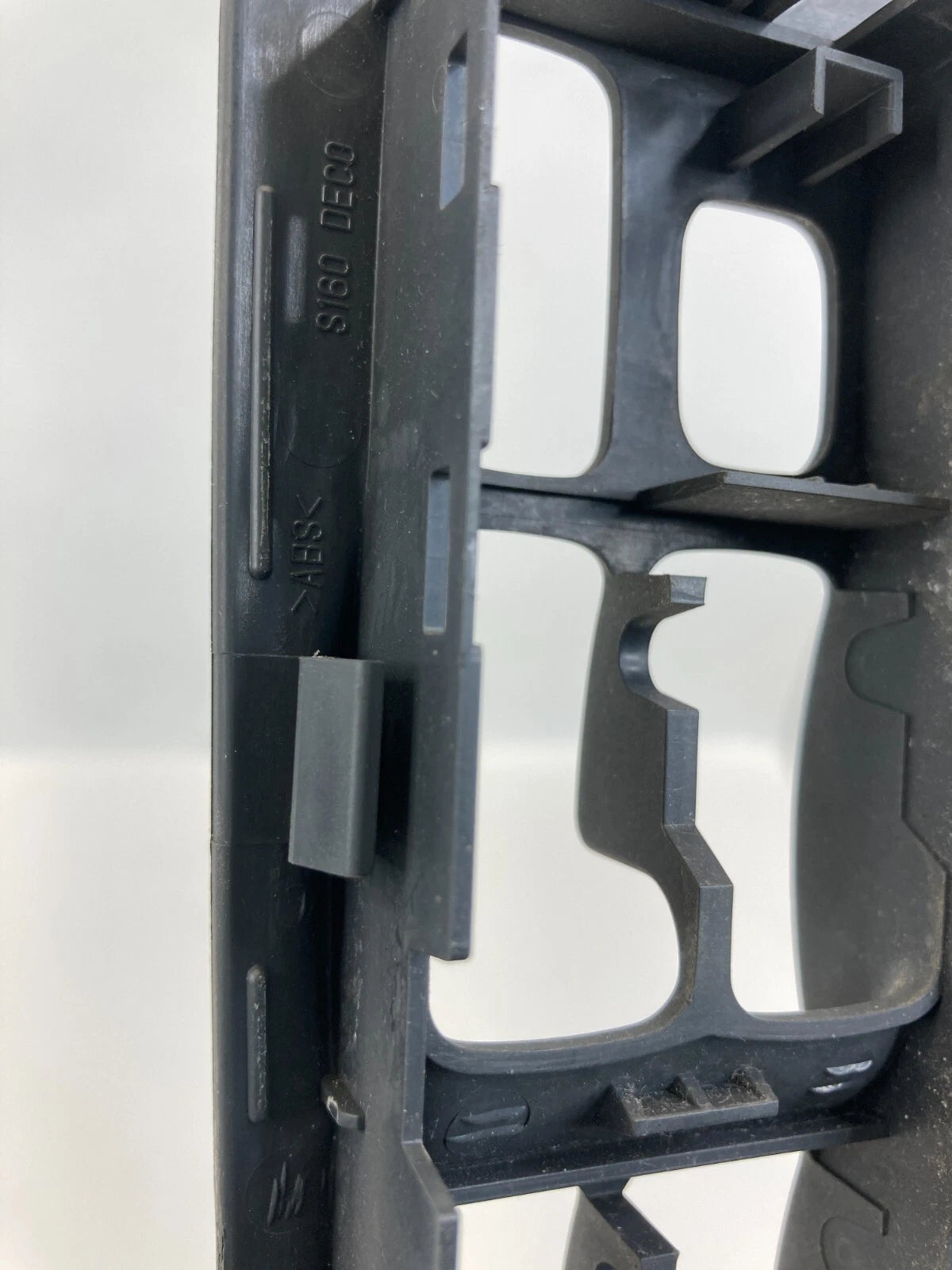 2002-2006 KIA SPECTRA SEDAN 4-DR FRON LEFT DOOR WINDOW SWITCH BEZEL 612W21430