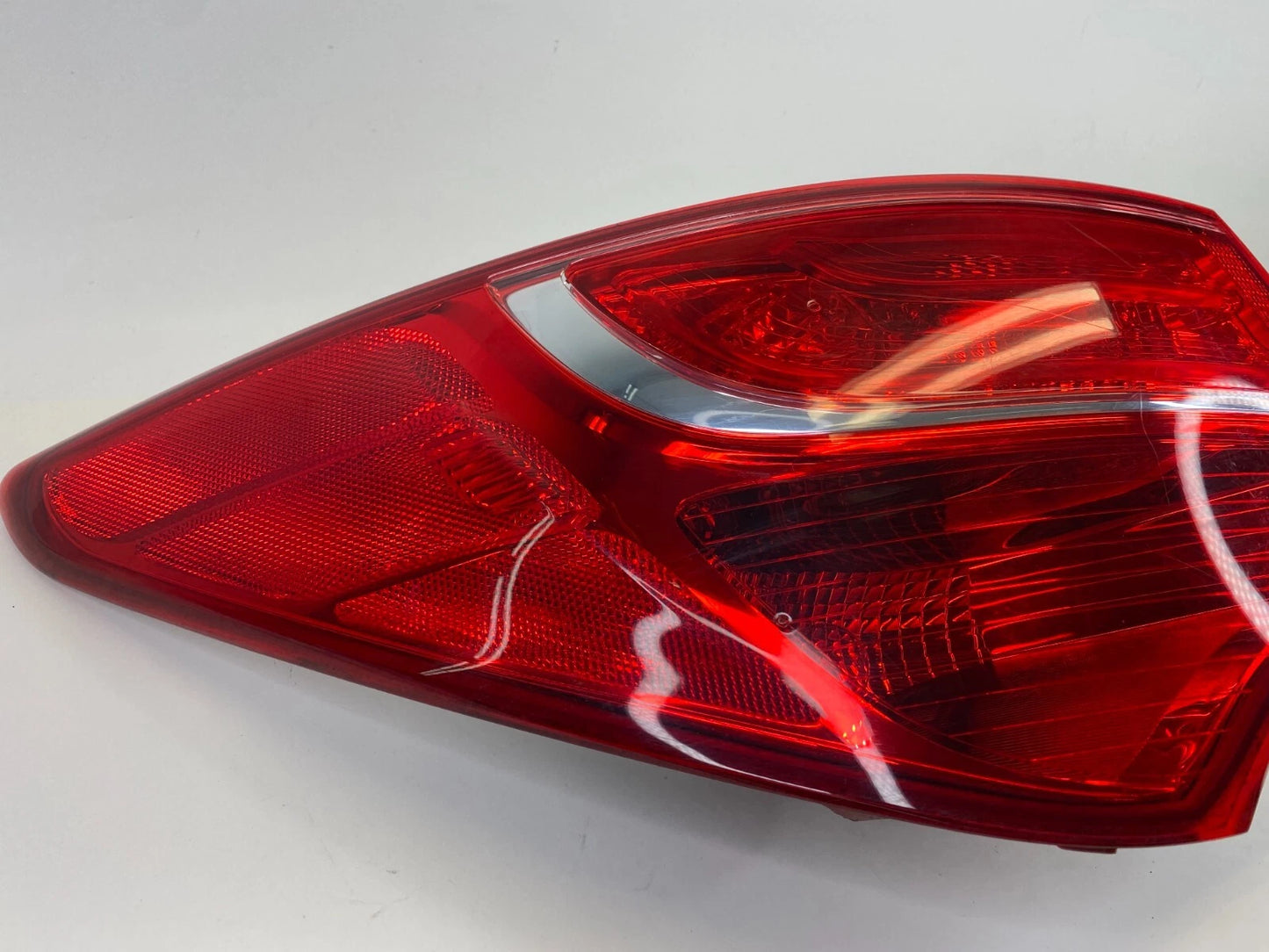 2013-2016 HYUNDAI SANTA FE SPORT REAR LEFT DRIVER OUTER TAIL LIGHT TAILLIGHT OEM