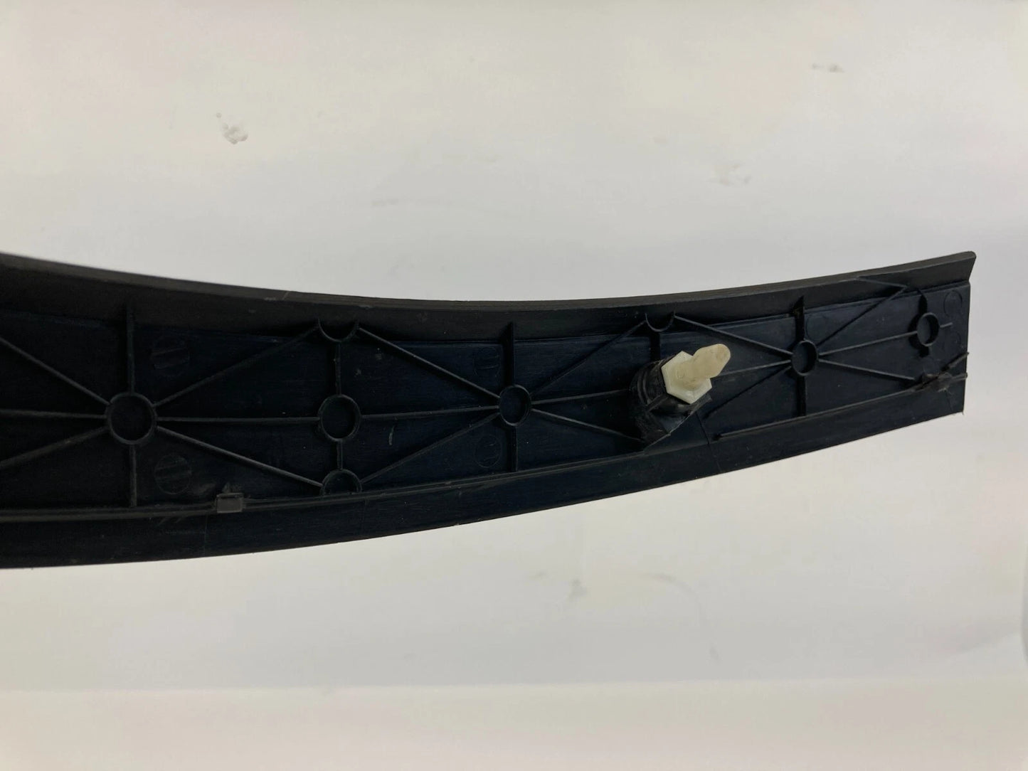 03-07 NISSAN MURANO REAR RIGHT TAILLIGHT LAMP BOLT PANEL COVER TRIM 22063698 OEM