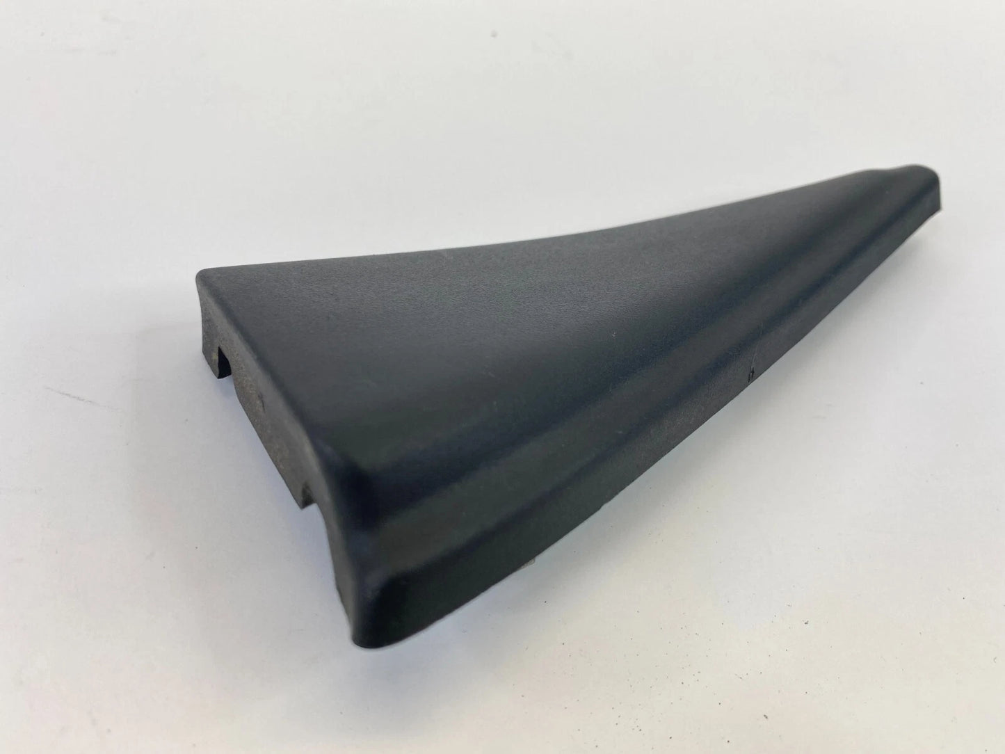 2006-2013 CHEVROLET IMPALA REAR RIGHT INNER UPPER DOOR CORNER COVER 15865368 OEM