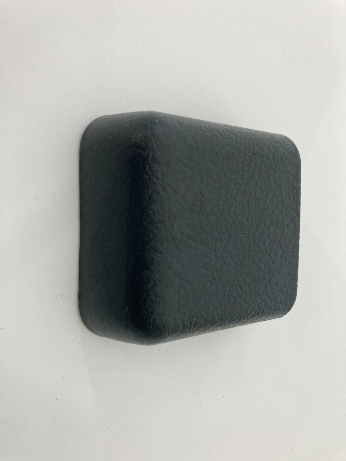 03 04 05 06 07 08 09 KIA SORENTO FRONT SEAT TRACK END COVER TRIM 88562-3E000