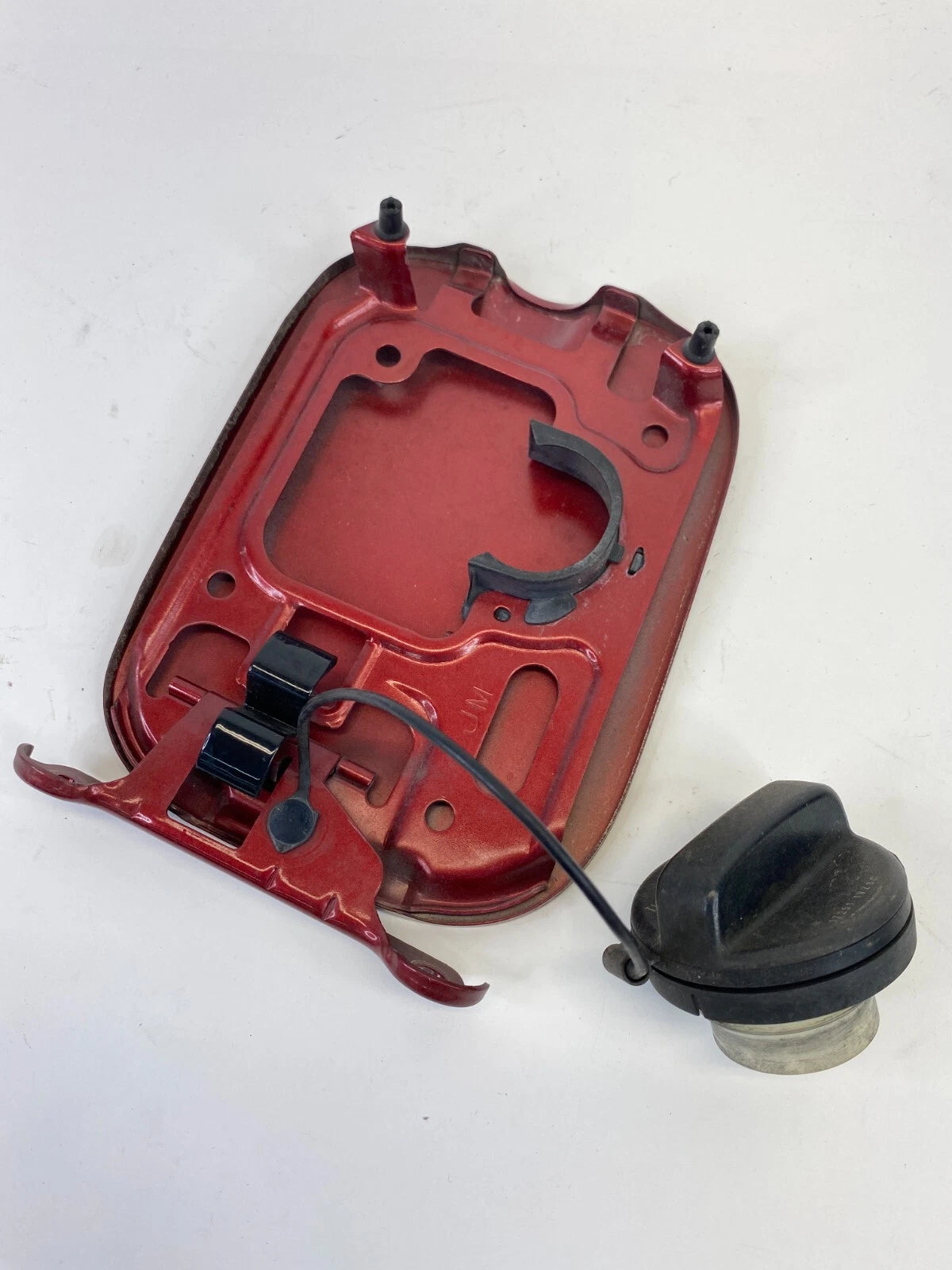 2008-2013 NISSAN ROGUE FUEL FILLER GAS DOOR LID COVER W/ FUEL TANK CAP OEM
