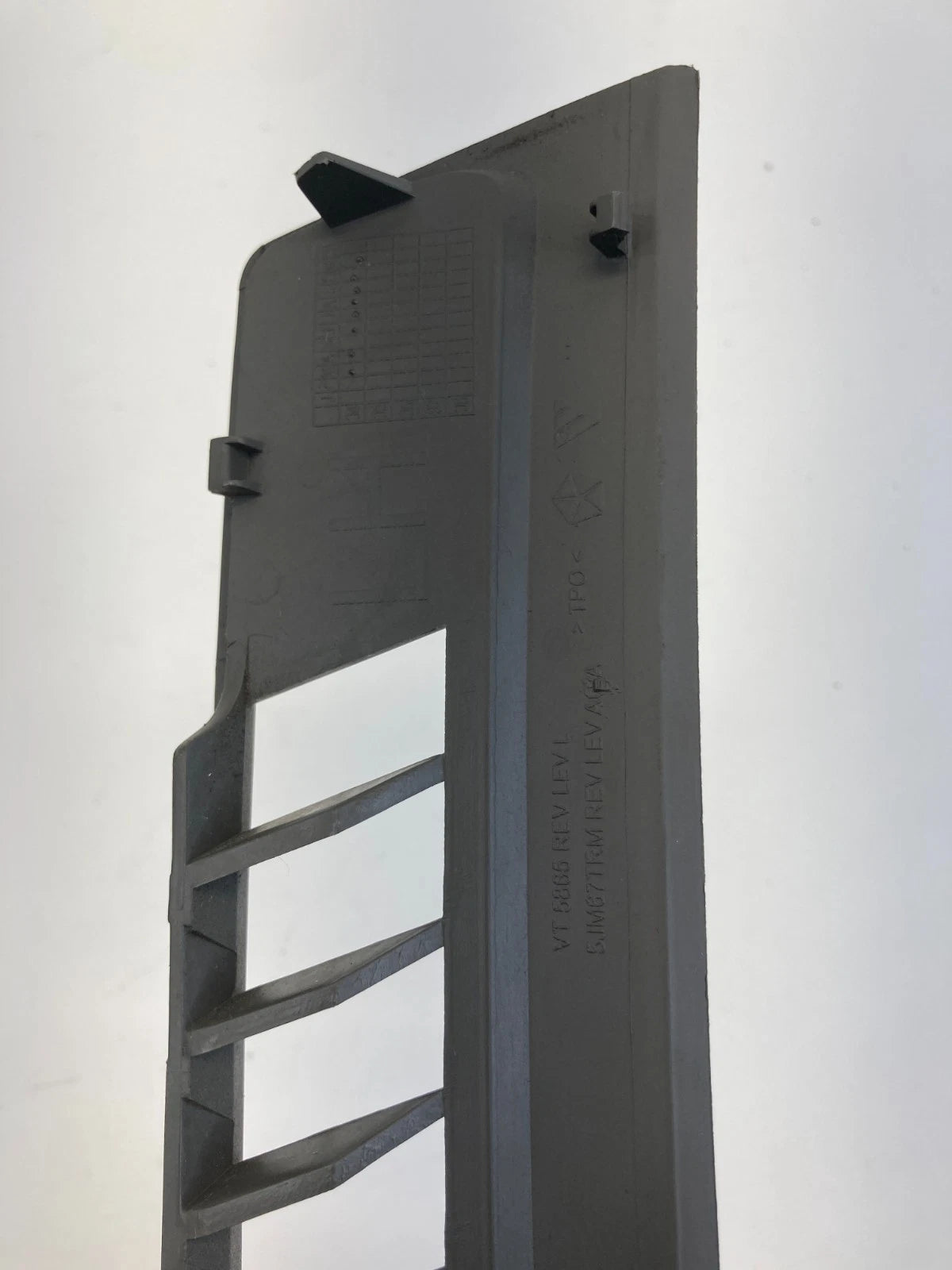 05 06 JEEP GRAND CHEROKEE UPPER LEFT DASH DEFROST GARNISH VENT COVER 5JM67TRM