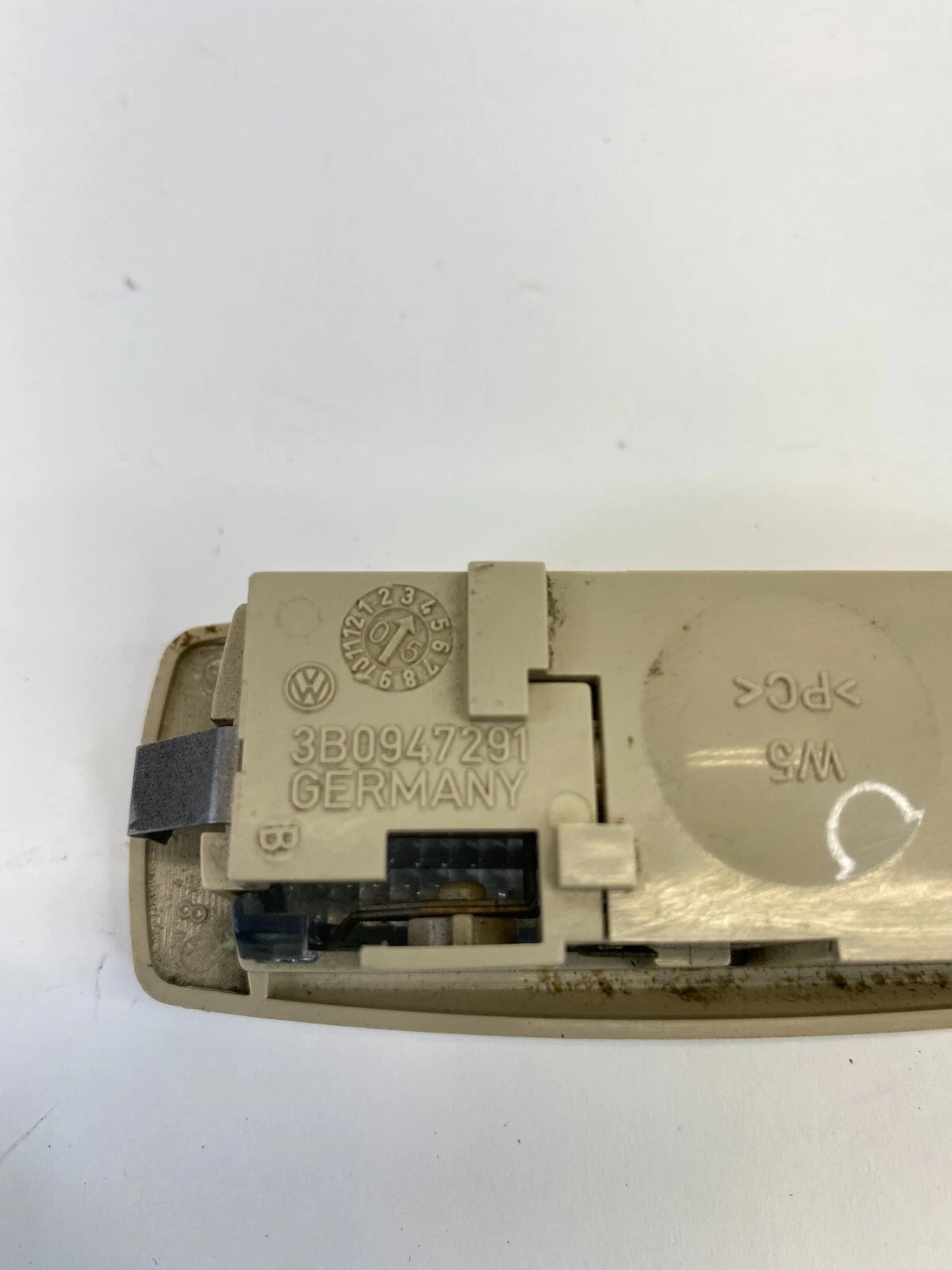 98-10 VOLKSWAGEN NEW BEETLE INTERIOR REAR DOME MAP LIGHT LAMP ASSY 3B0947291 OEM