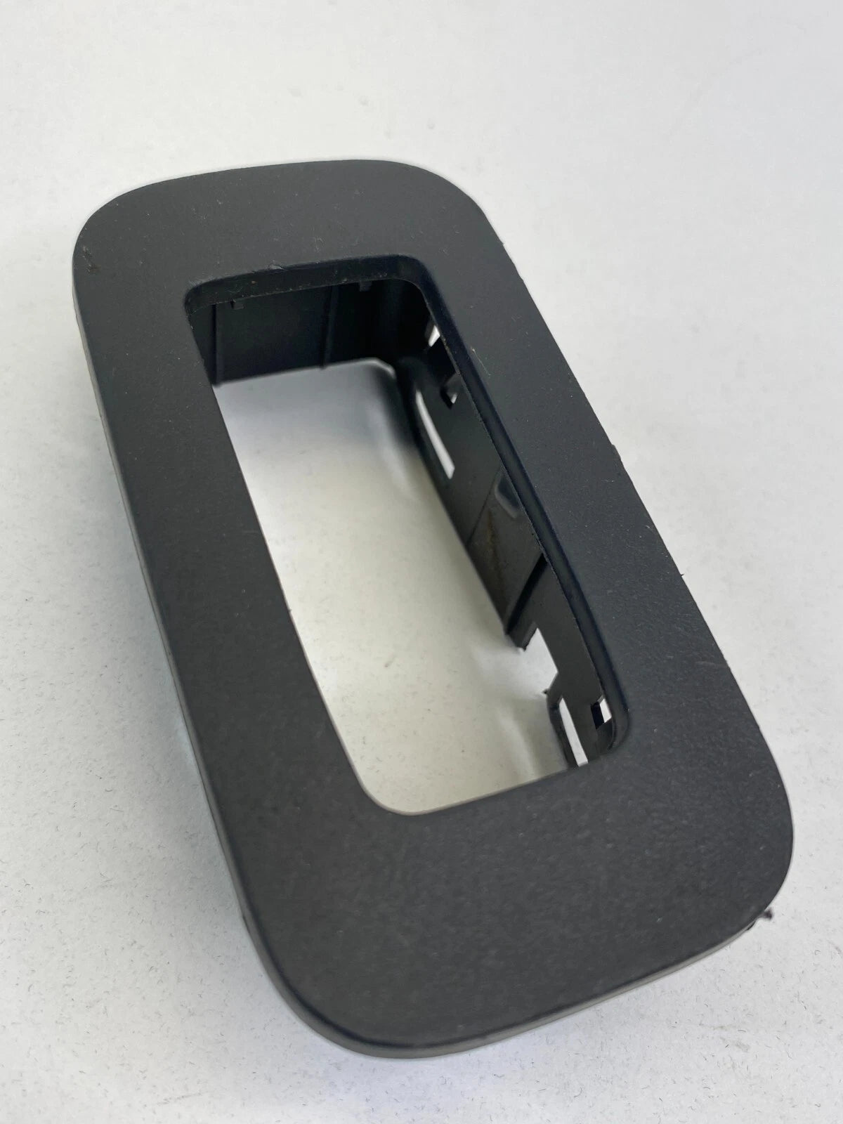 2007-2010 DODGE CHARGER RIGHT PASSENGER DOOR WINDOW SWITCH COVER BEZEL 100010774