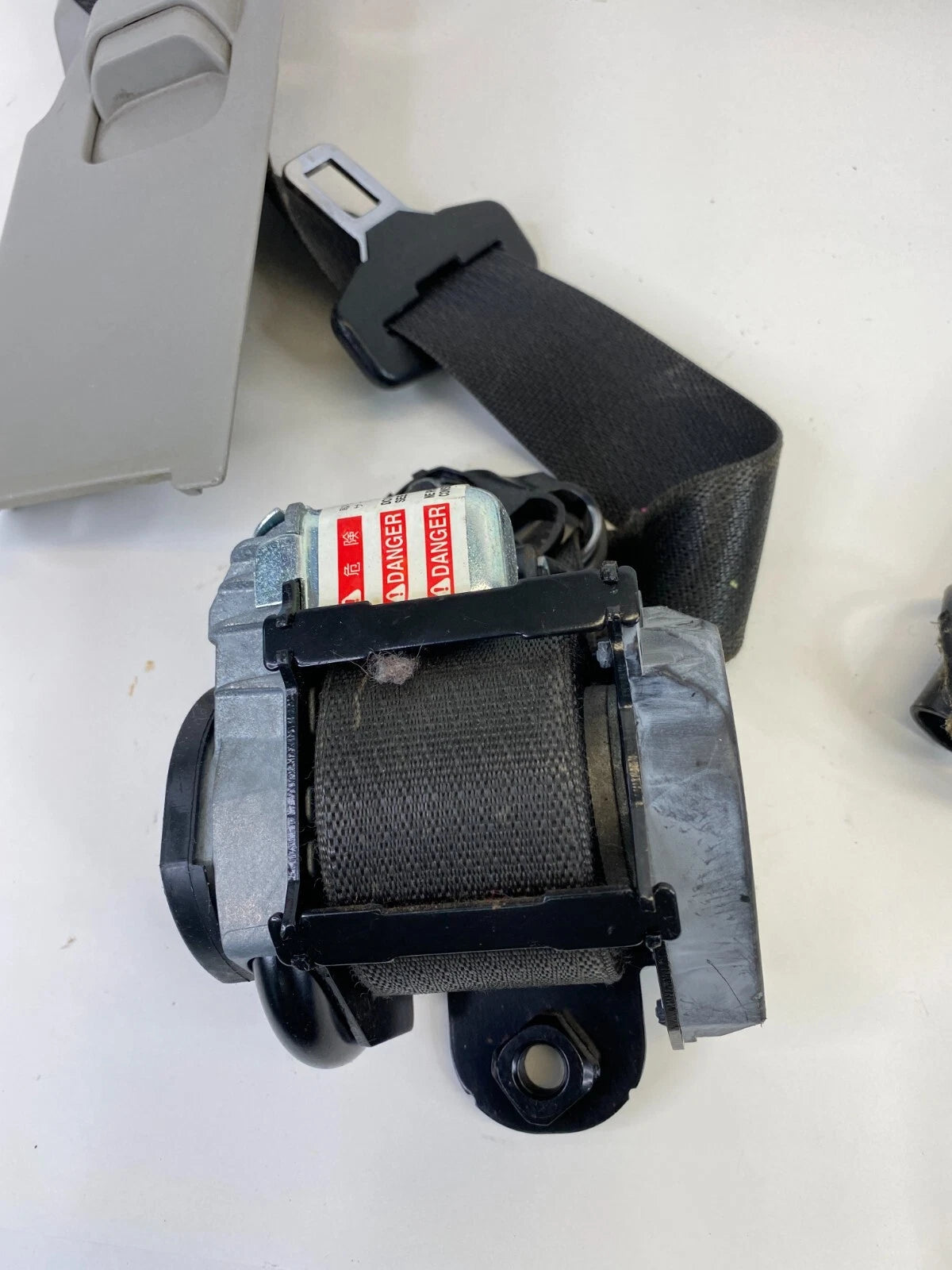 11-16 CHEVROLET CRUZE FRONT LEFT SIDE SEAT BELT RETRACTOR & TENSIONER 616263700C