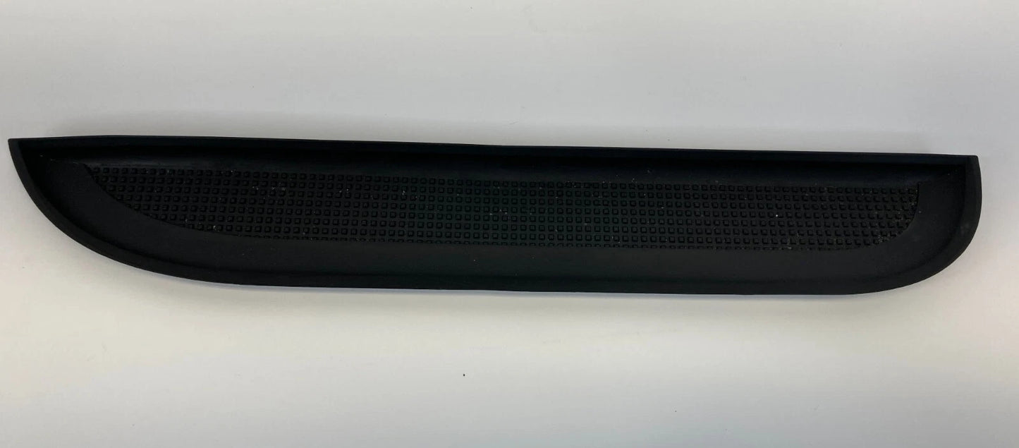 2006-2009 RANGE ROVER SPORT FRONT CENTER CONSOLE RIGHT SIDE INCERT RUBBER MAT