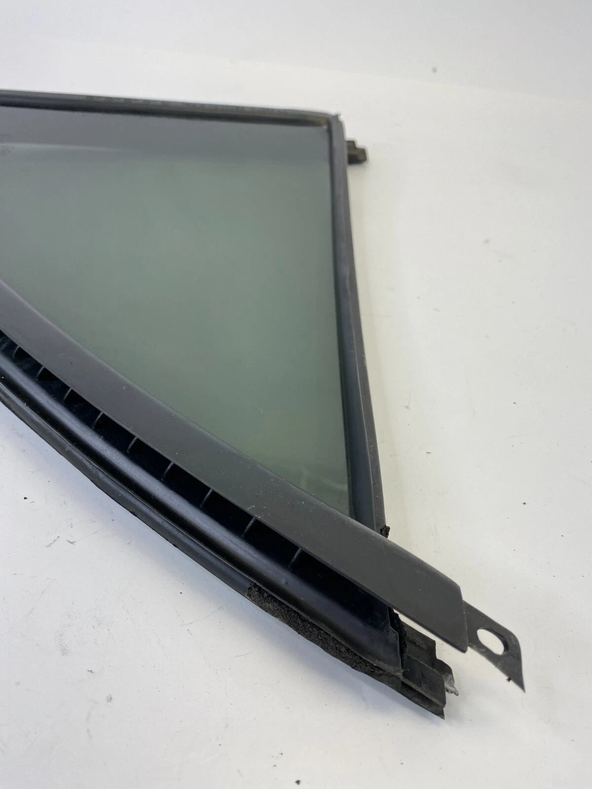 2003-2009 KIA SORENTO REAR RIGHT PASSENGER DOOR QUARTER VENT GLASS OEM