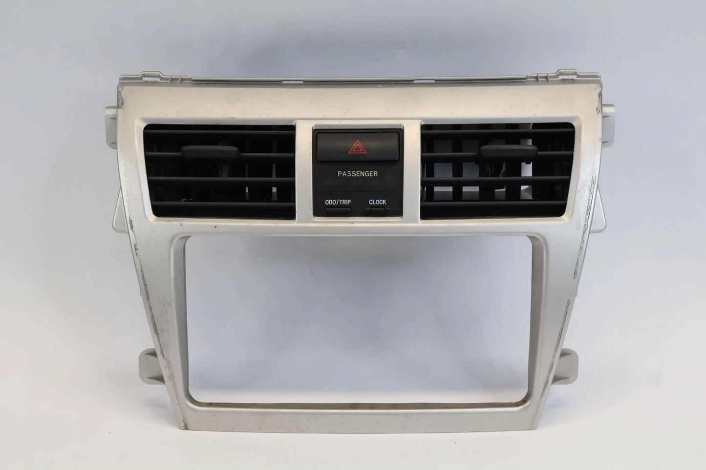 2007-2012 TOYOTA YARIS CENTER DASH RADIO BEZEL W/ AIR VENTS & HAZARD SWITCH OEM
