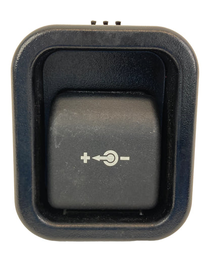 2008-2010 BMW E60 535I XDRIVE FRONT 12V POWER OUTLET CHARGE SOCKET OEM 7040621