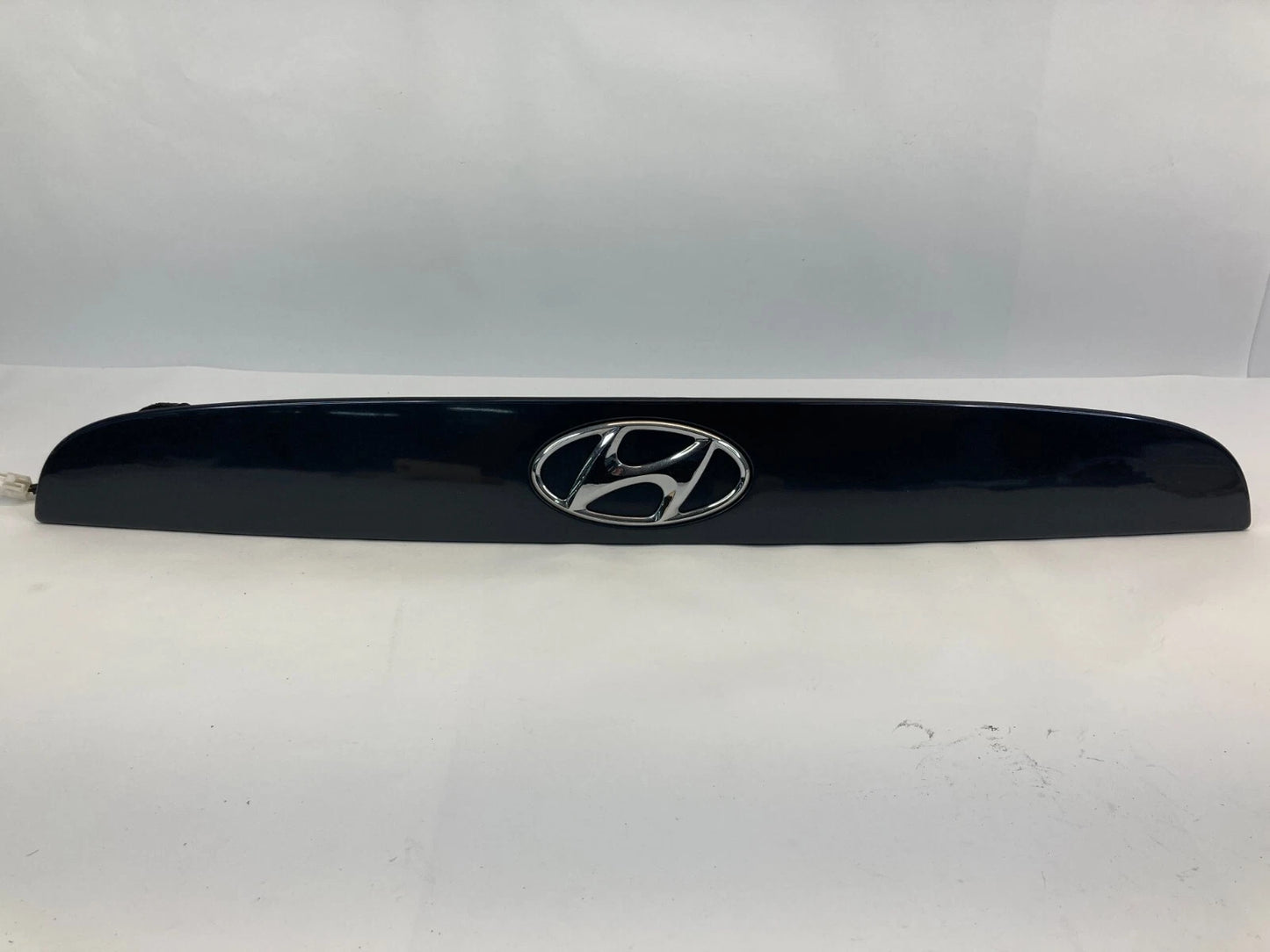 2006 2007 HYUNDAI ACCENT REAR LIFTGATE TAILGATE LICENSE MOLDING W/ EMBLEM & LAMP