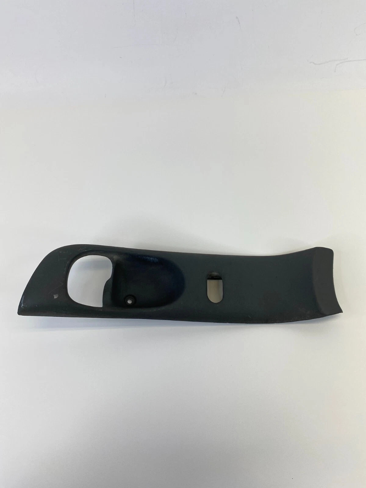 1997-2005 BUICK CENTURY FRONT RIGHT INNER DOOR HANDLE BEZEL TRIM COVER 10279858