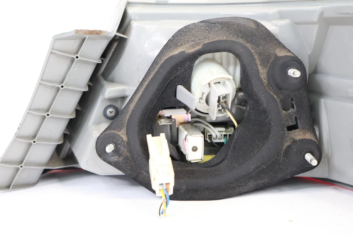 2010 2011 TOYOTA CAMRY HYBRID LEFT DRIVER SIDE TAIL LIGHT TAILLAMP OUTER LED OEM