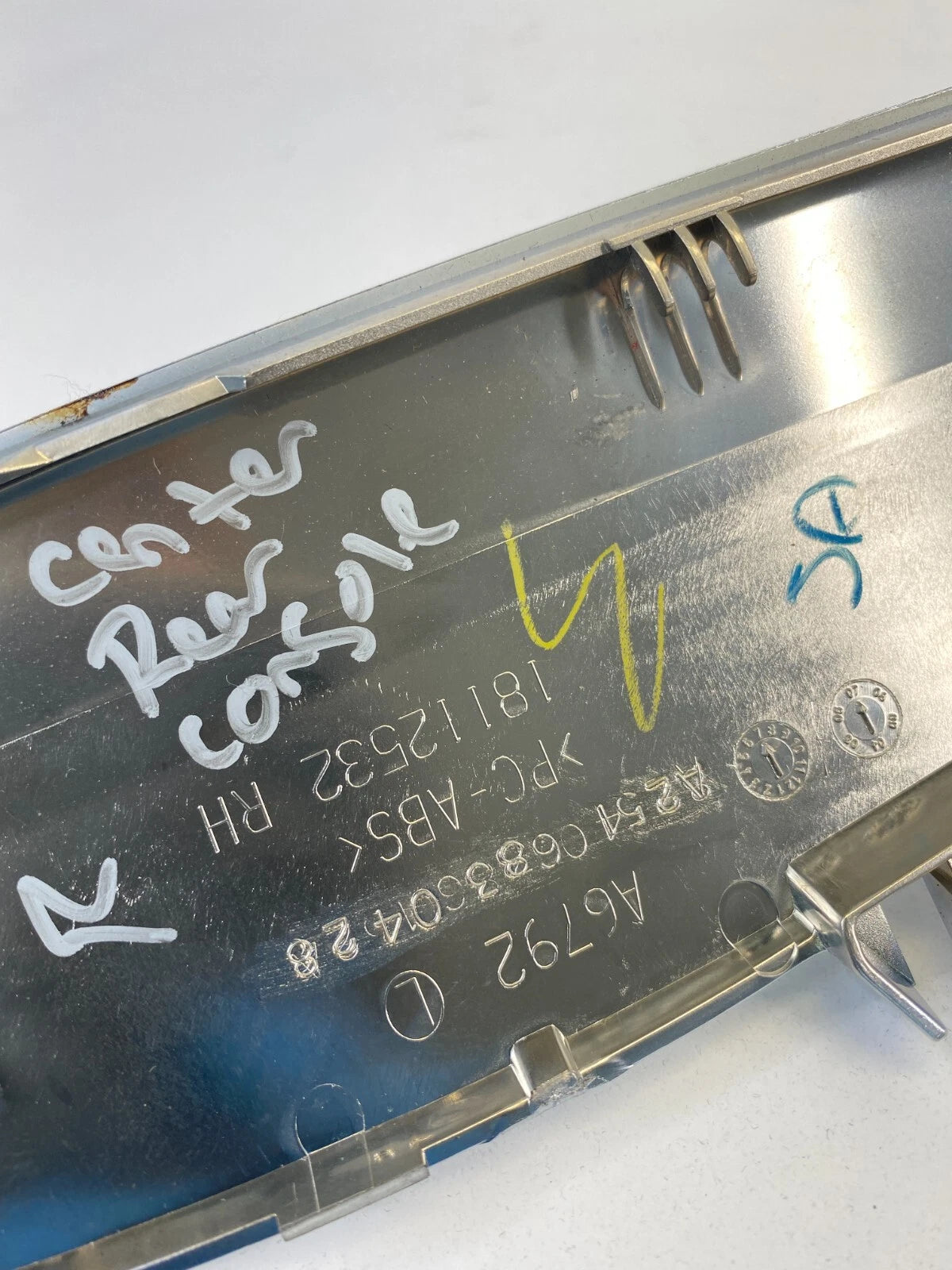 2006-2012 MERCEDES-BENZ R350 CENTER CONSOLE REAR RIGHT SLIDING PLATE 18112532