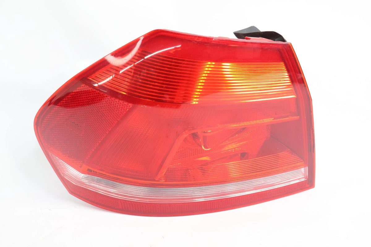 2012-2015 VOLKSWAGEN PASSAT OUTER LEFT DRIVER TAILLIGHT LAMP HALOGEN 561945095