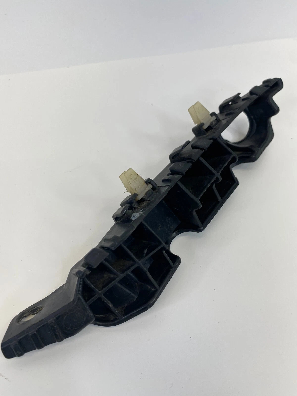 2011-2016 HYUNDAI ELANTRA FRONT RIGHT SIDE BUMPER RETAINER SUPPORT BRACKET OEM