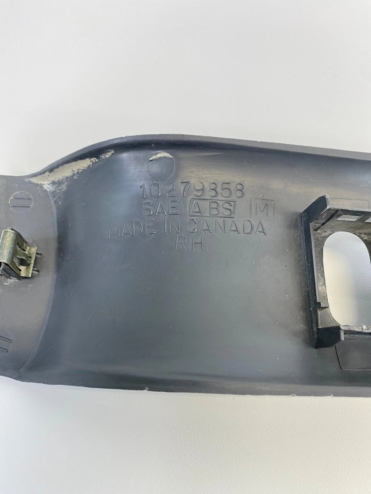 1997-2005 BUICK CENTURY FRONT RIGHT INNER DOOR HANDLE BEZEL TRIM COVER 10279858