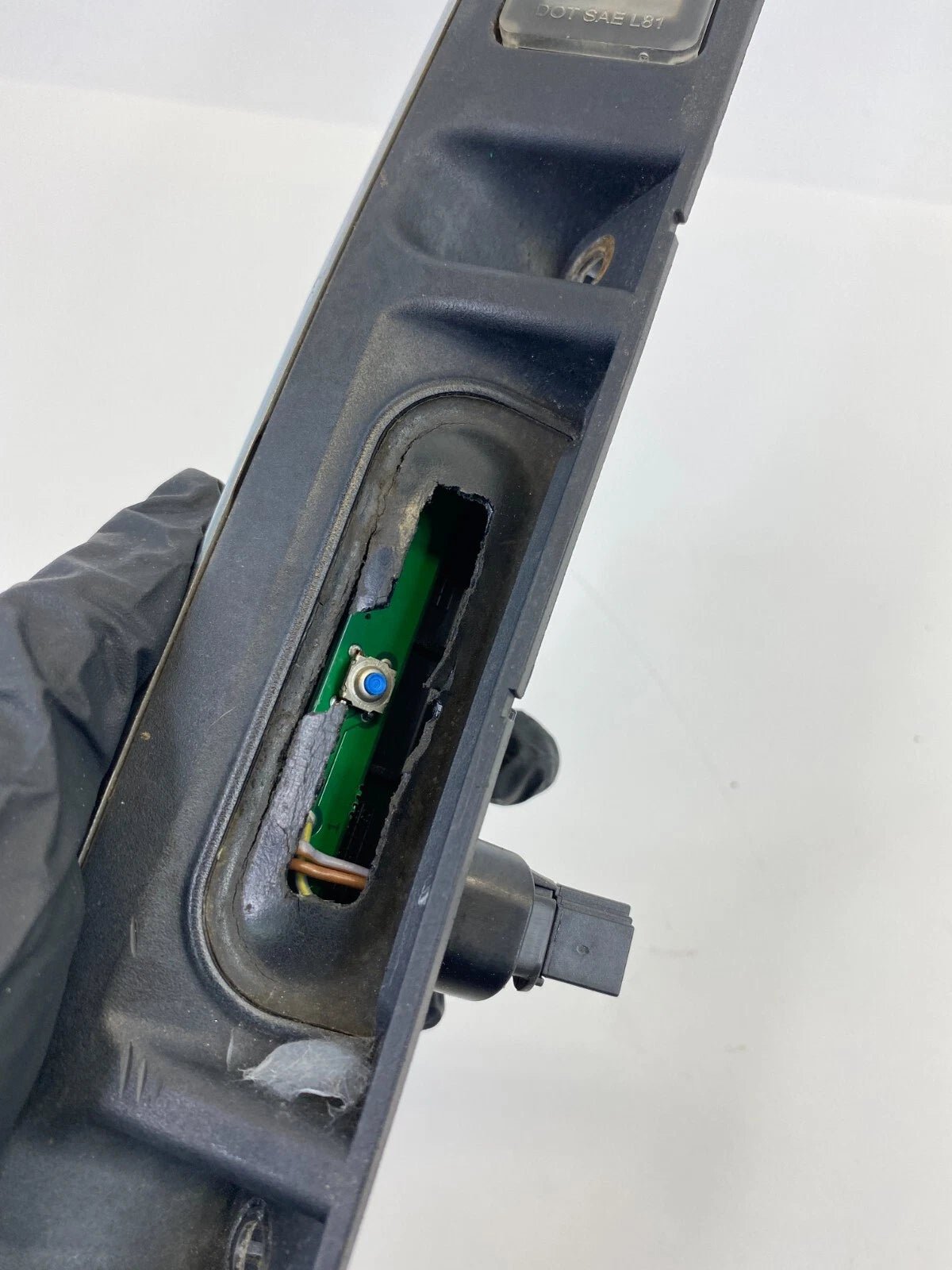 2007-2013 MINI COOPER REAR TRUNK GRIP HANDLE MOLDING LICENSE PLATE BEZEL 7151140