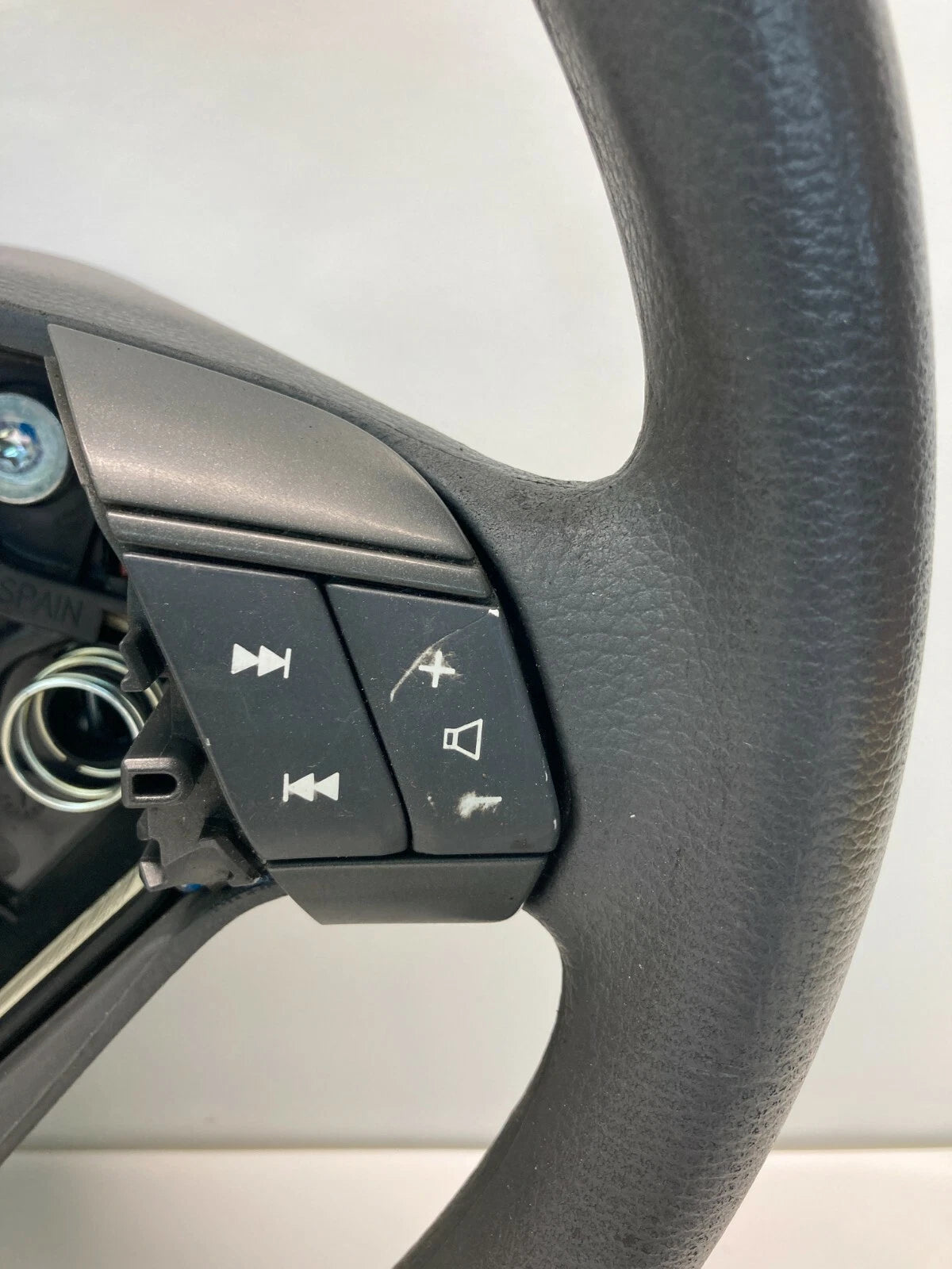 2001-2004 VOLVO S60 STEERING WHEEL 3 SPOKE W/CRUISE & RADIO CONTROL SWITCH OEM