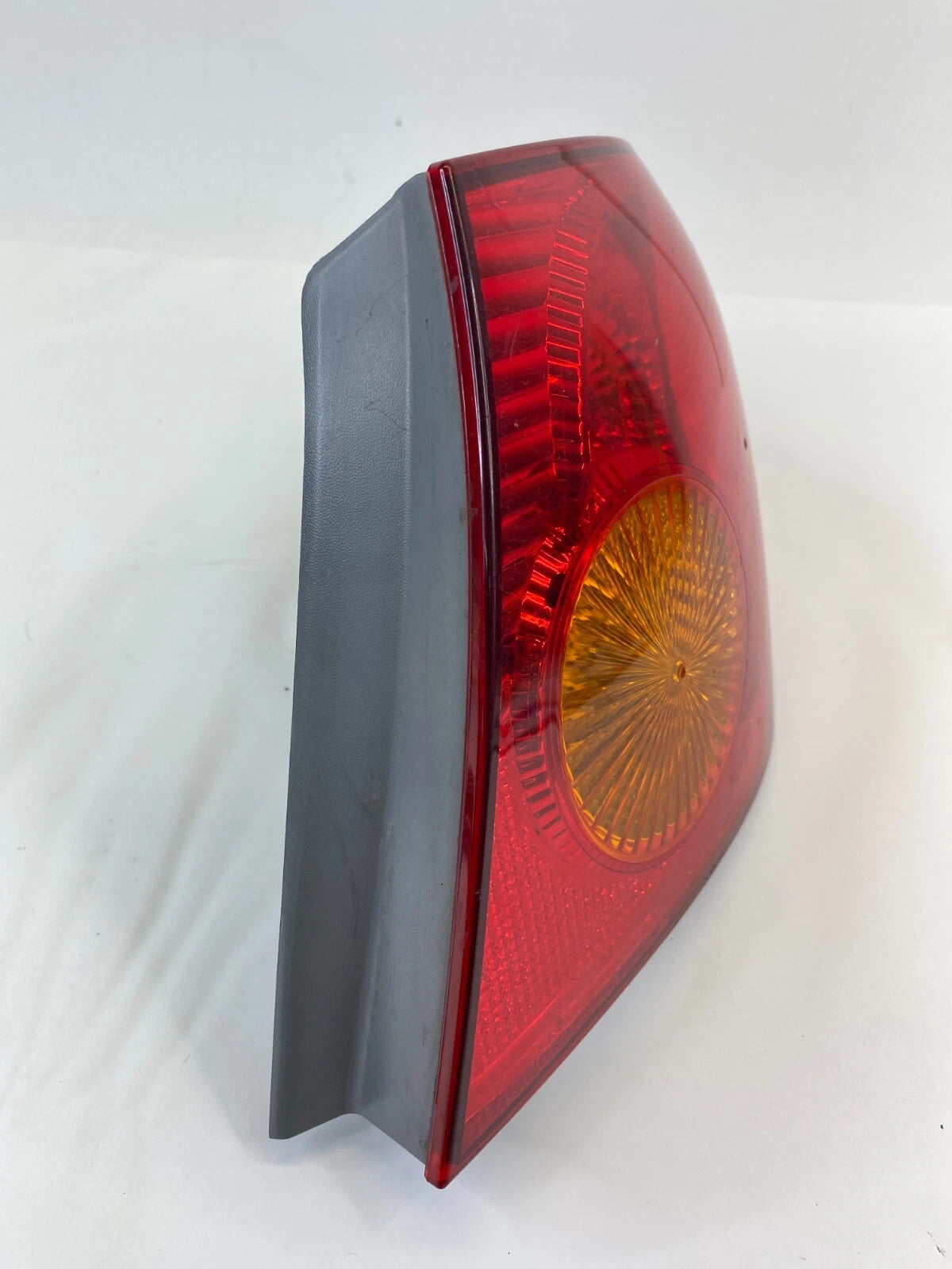 2005-2008 TOYOTA COROLLA REAR RIGHT SIDE OUTER TAIL LIGHT TAILLIGHT LAMP OEM