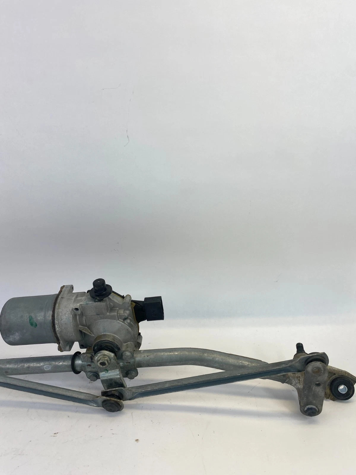 2009 10 11 2012 CHEVROLET TRAVERSE FRONT WINDSHIELD WIPER MOTOR W/ LINKAGE OEM