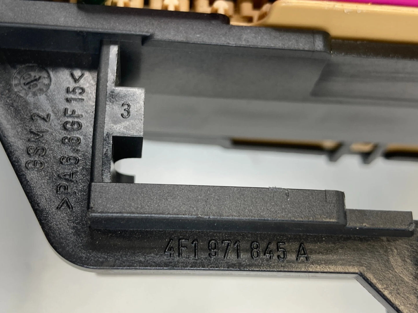 06 07 08 09 10 11 AUDI A6 FRONT JUNCTION RELAY FUSE BOX W/ BRACKET 4F1971845A