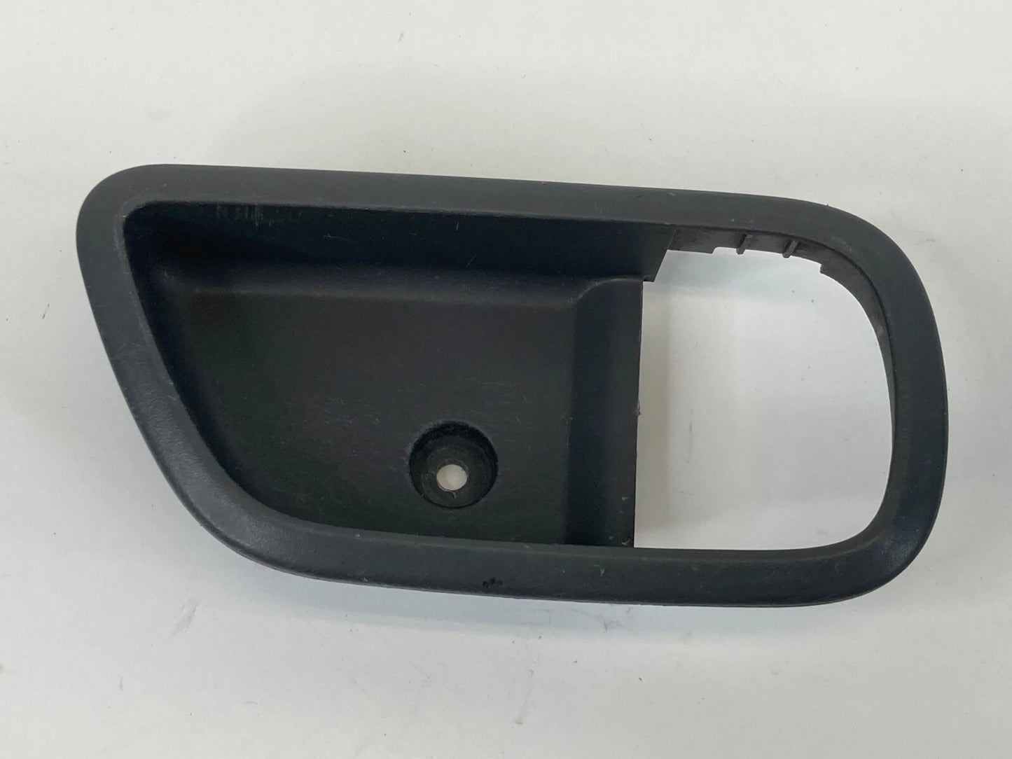 2009-2011 KIA RIO FRONT LEFT SIDE INTERIOR DOOR HANDLE BEZEL TRIM 82611-1G010
